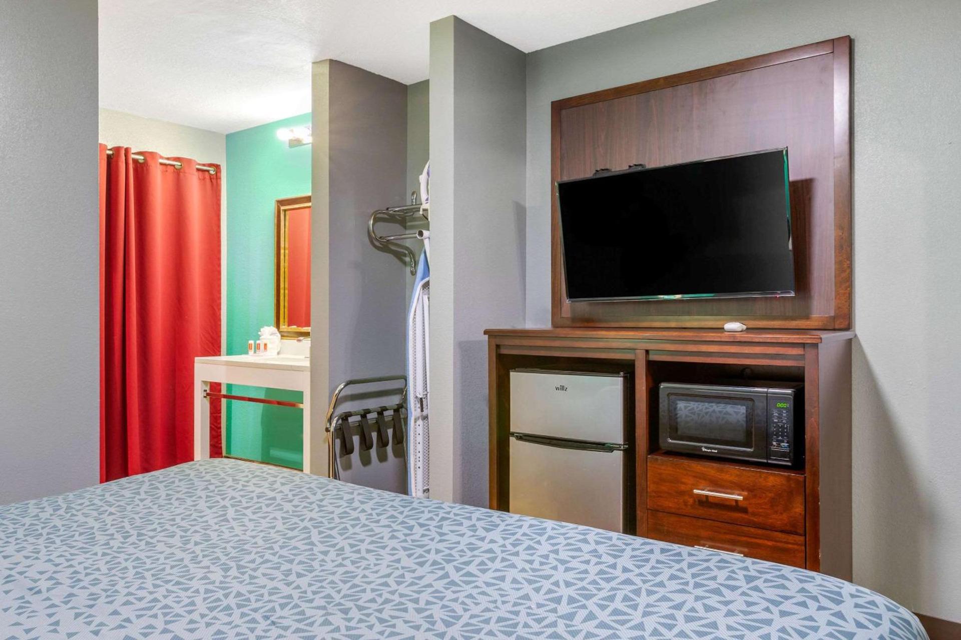 Econo Lodge West - Coors Blvd photo 32