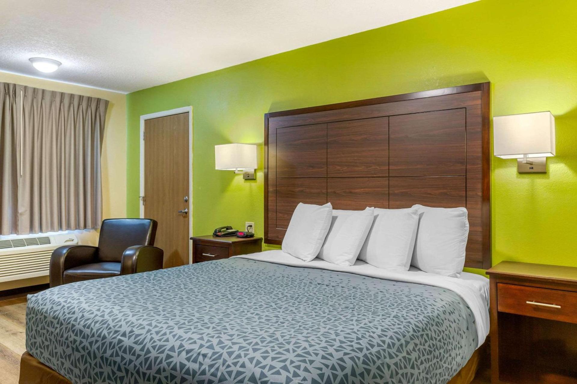 Econo Lodge West - Coors Blvd photo 8