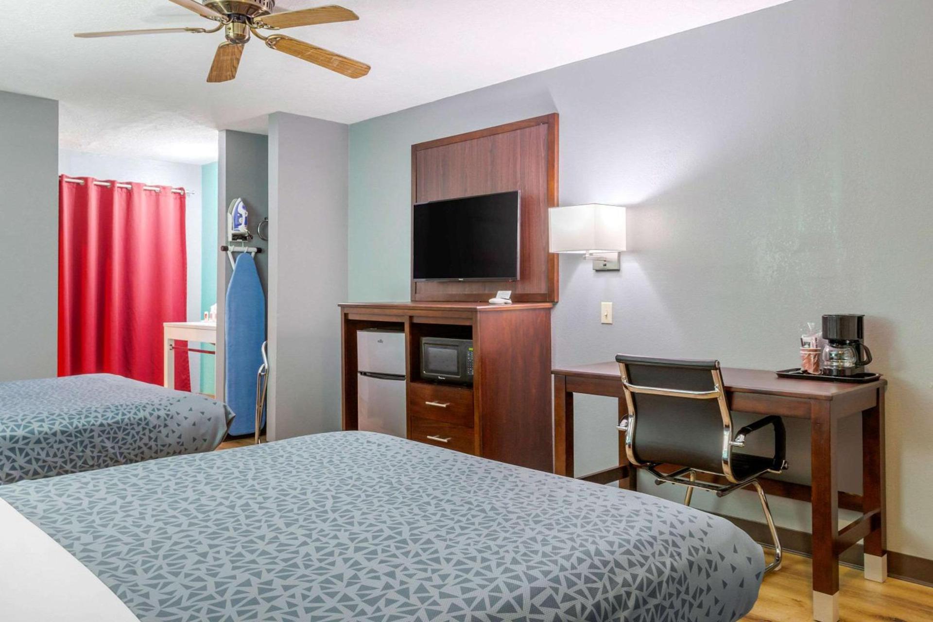 Econo Lodge West - Coors Blvd photo 23