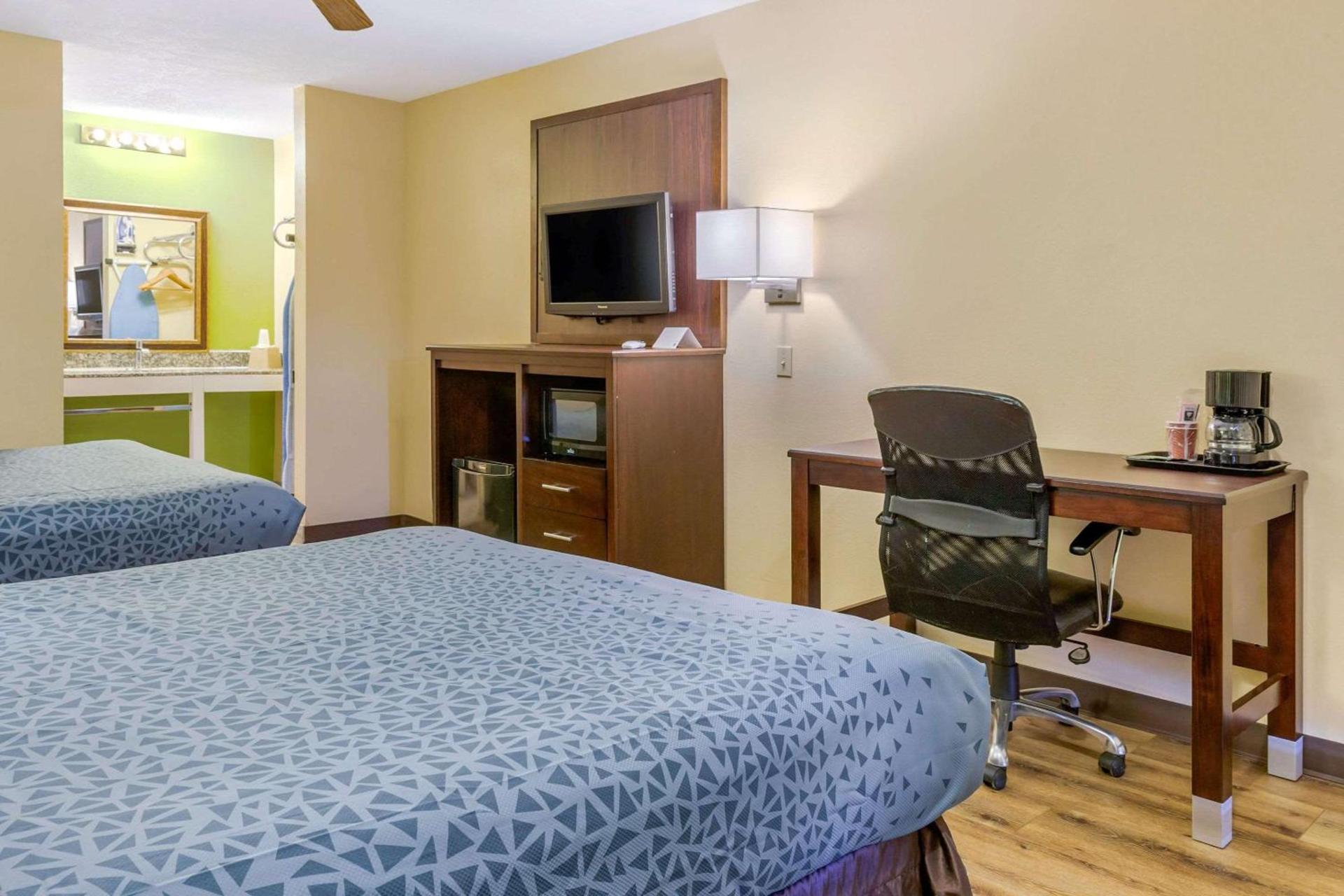 Econo Lodge West - Coors Blvd photo 18