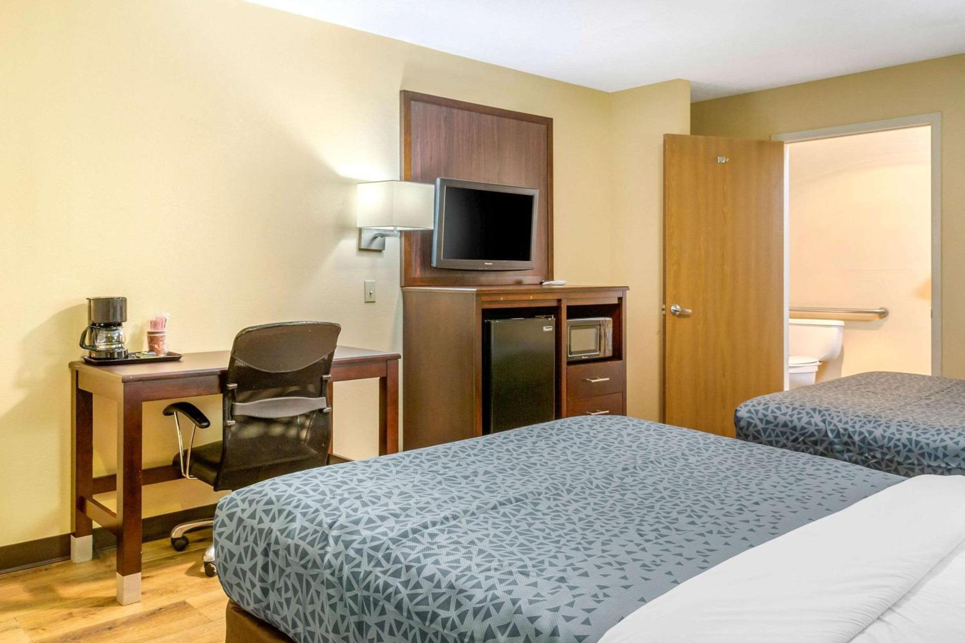 Econo Lodge West - Coors Blvd photo 10