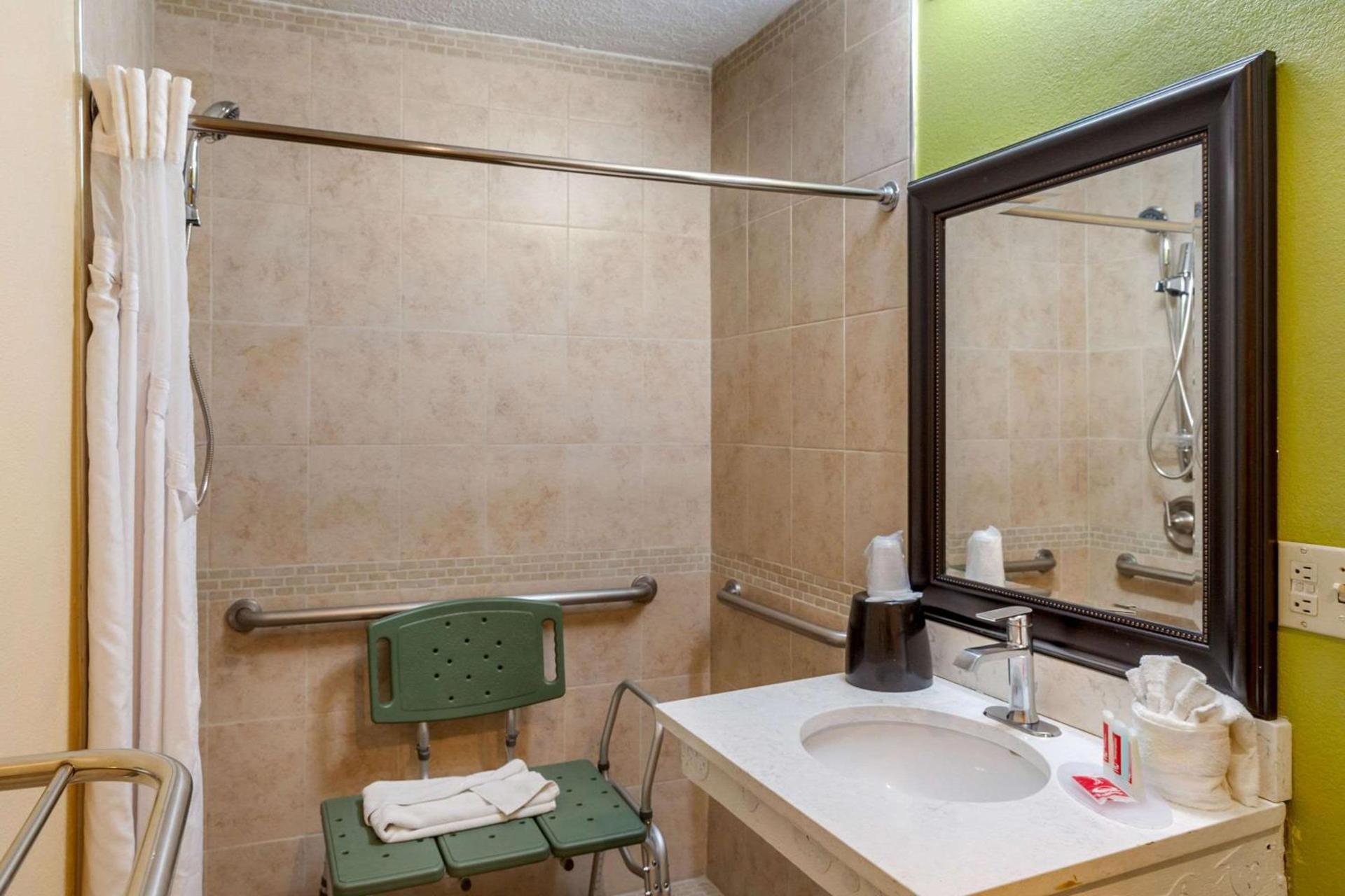Econo Lodge West - Coors Blvd photo 25
