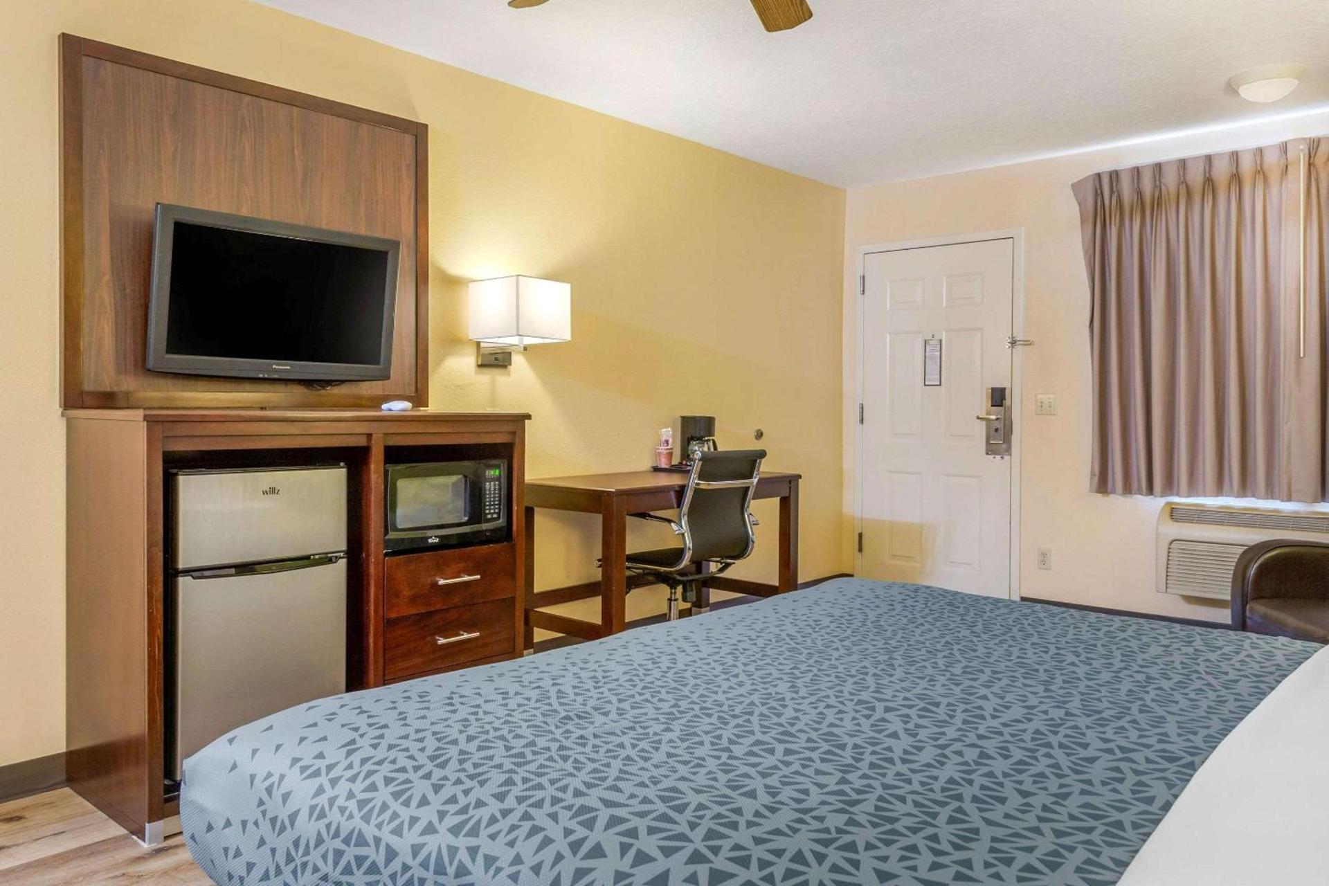 Econo Lodge West - Coors Blvd photo 15