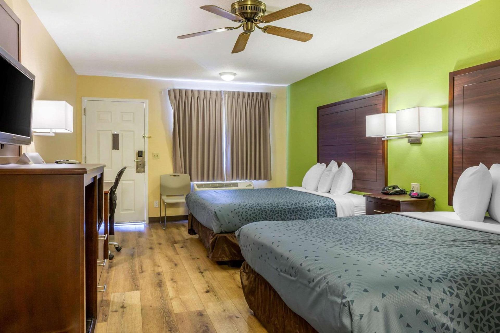 Econo Lodge West - Coors Blvd photo 19