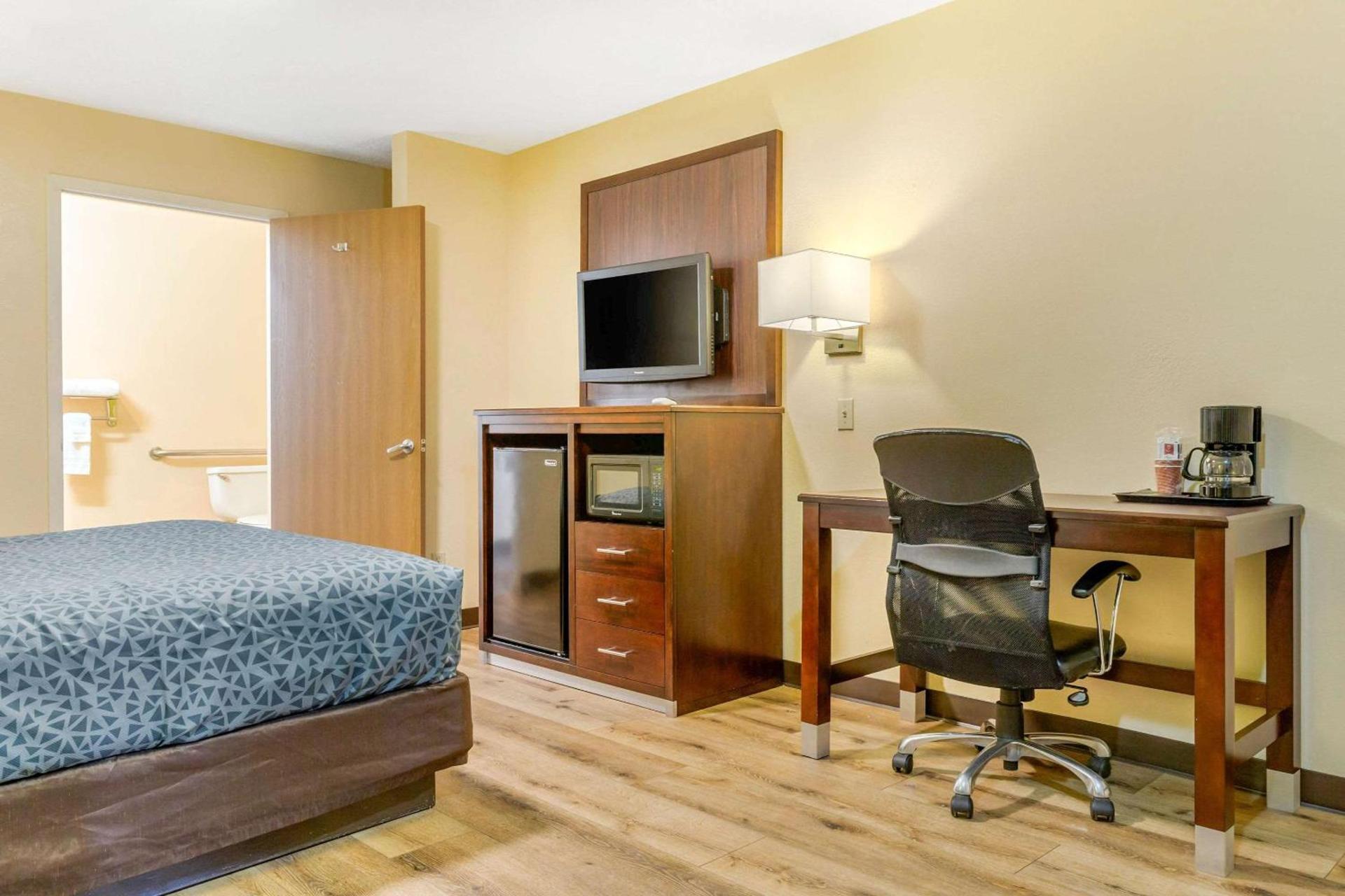 Econo Lodge West - Coors Blvd photo 6