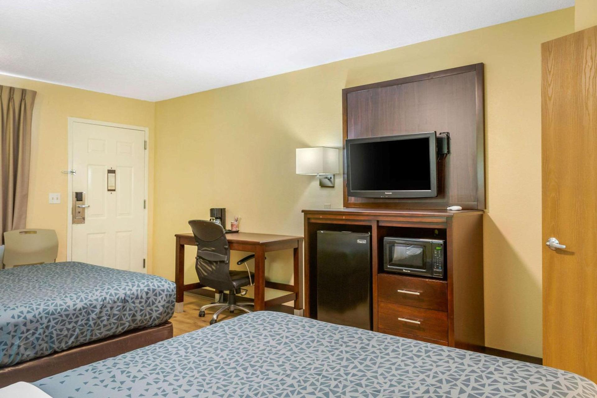 Econo Lodge West - Coors Blvd photo 11