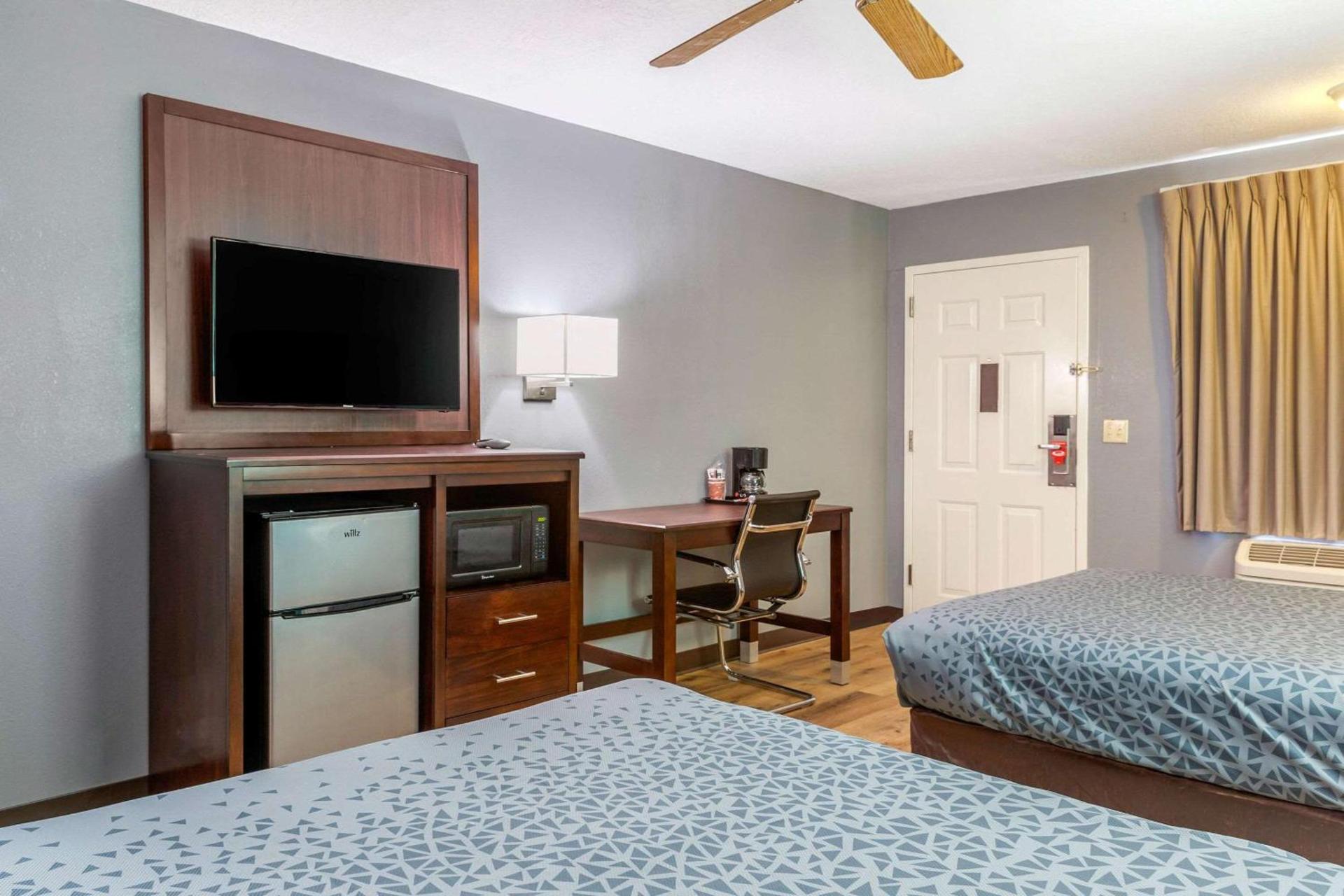 Econo Lodge West - Coors Blvd photo 21