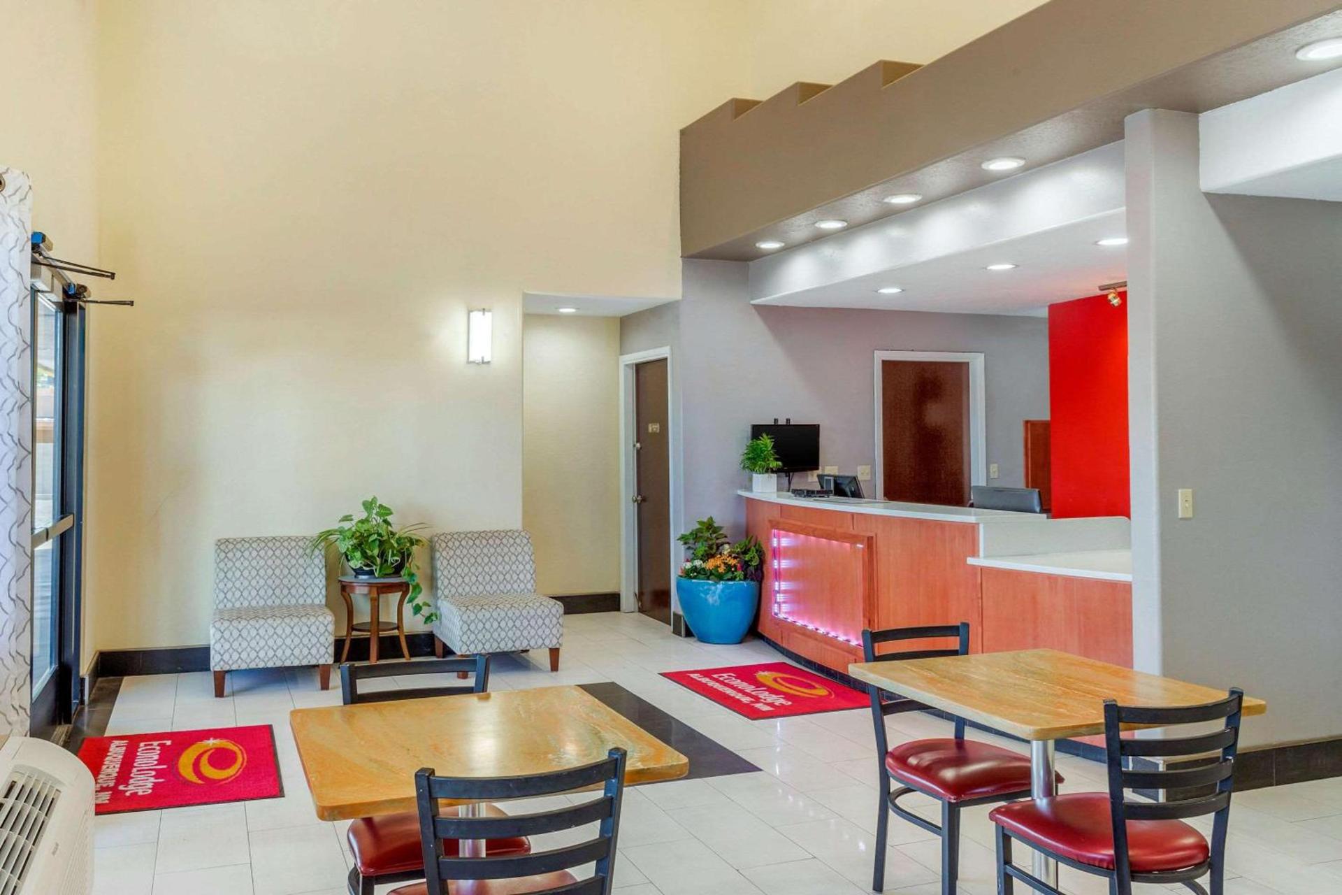 Econo Lodge West - Coors Blvd photo 4