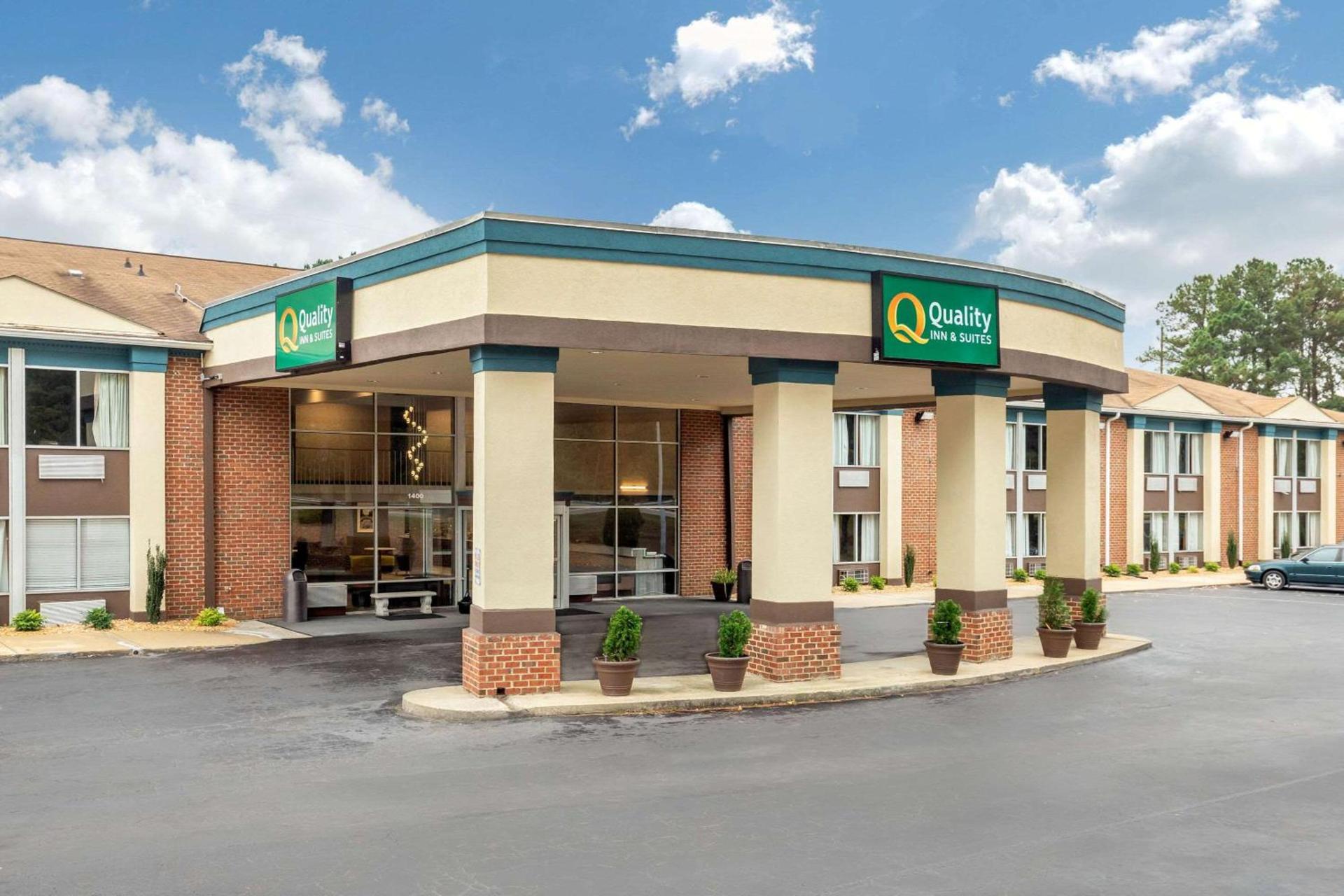 Quality Inn & Suites Apex - Holly Springs NC — hotel in Apex