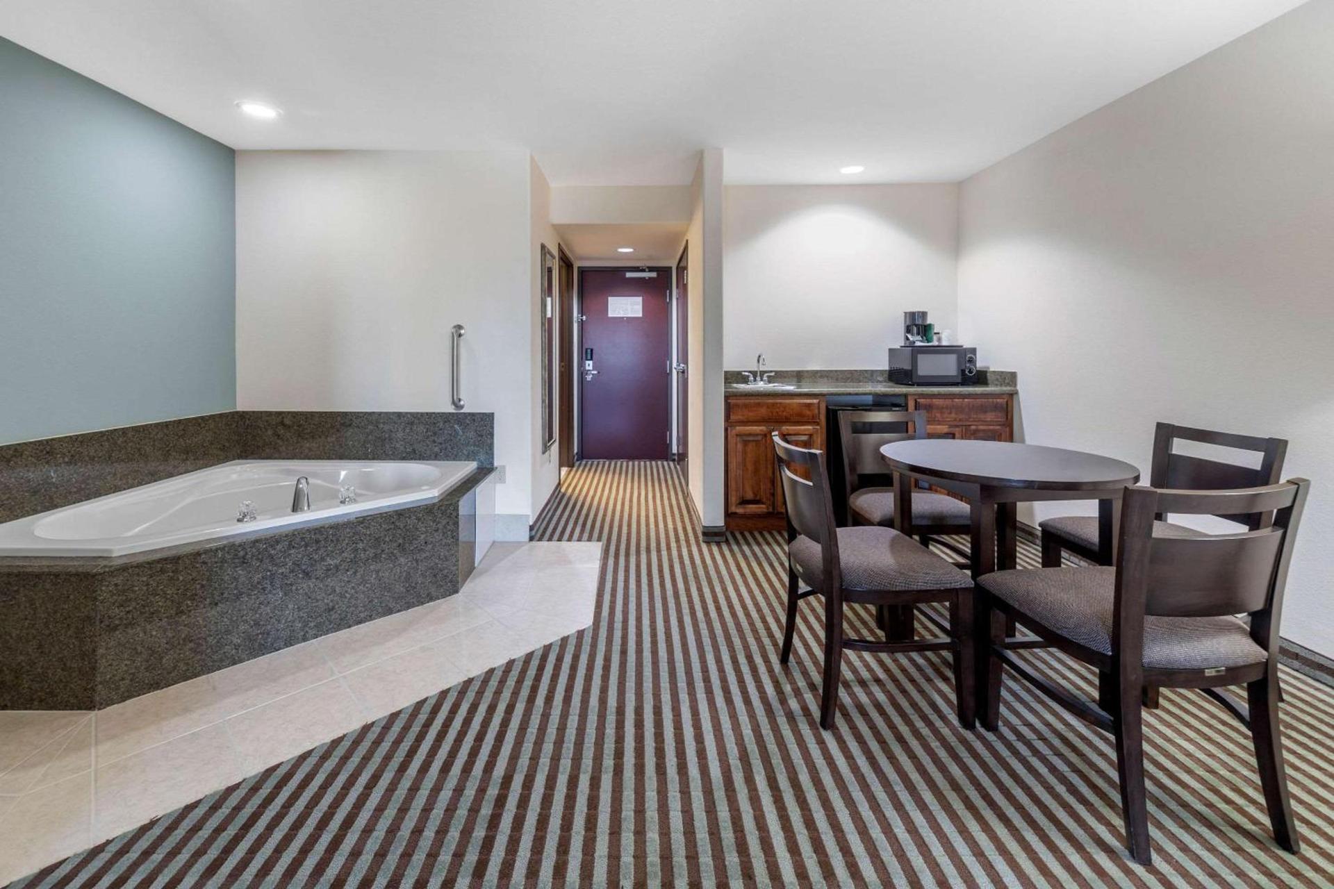 Comfort Inn & Suites Perry I-35 photo 2