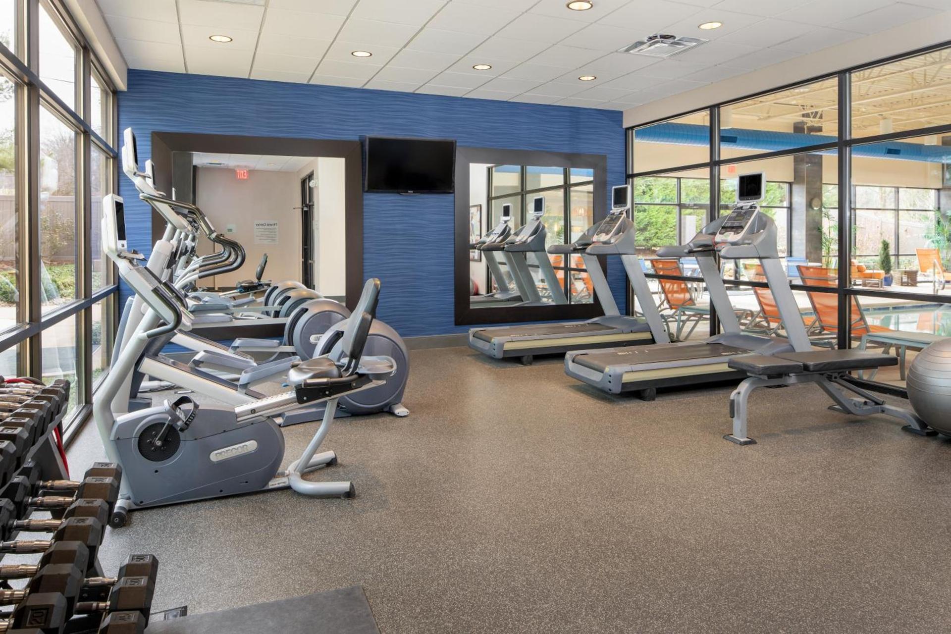 Holiday Inn and Suites Charleston West by IHG photo 7