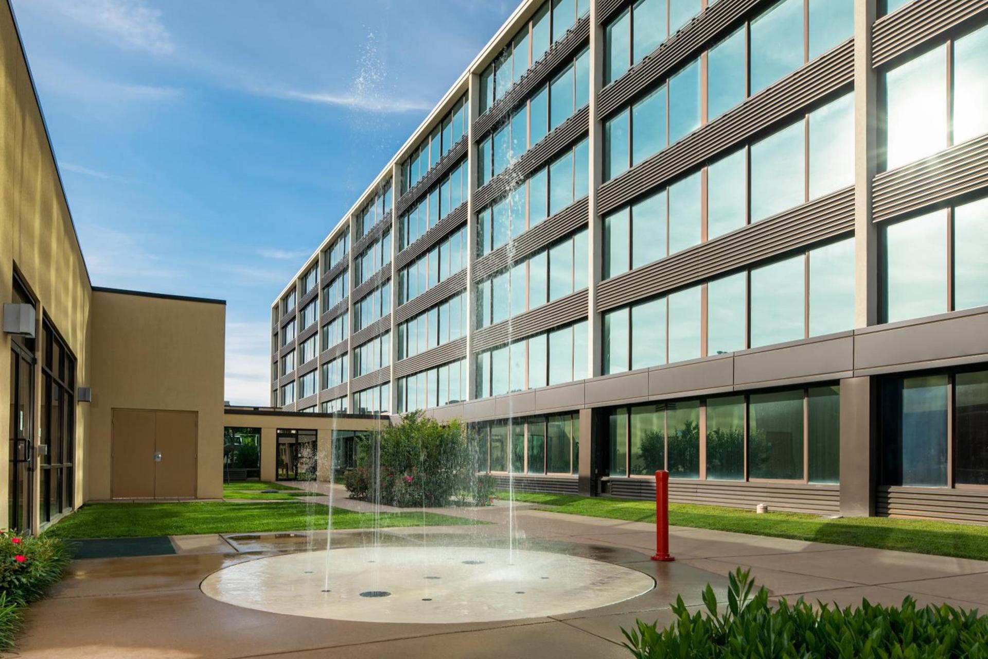 Holiday Inn and Suites Charleston West by IHG photo 2