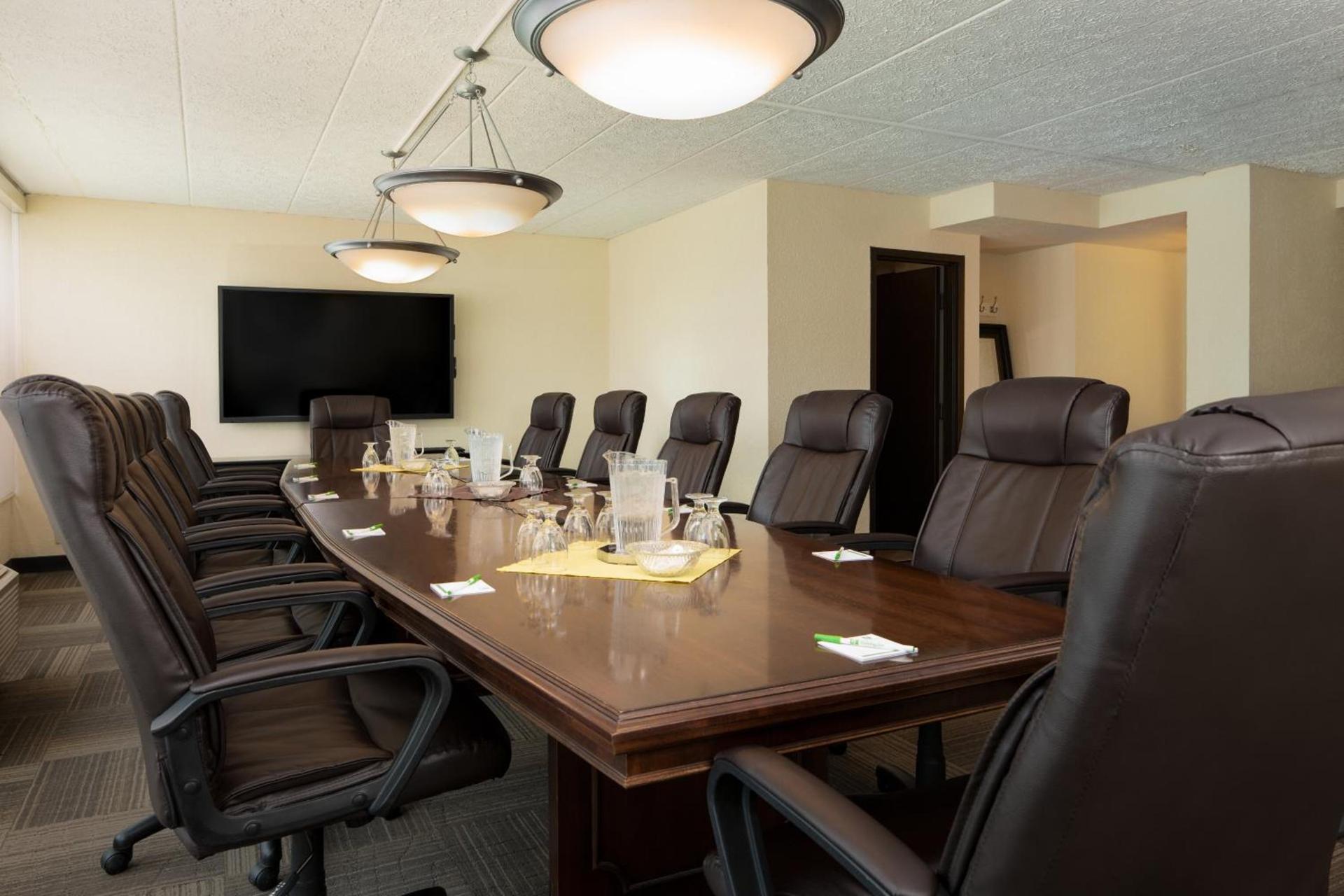 Holiday Inn and Suites Charleston West by IHG photo 9