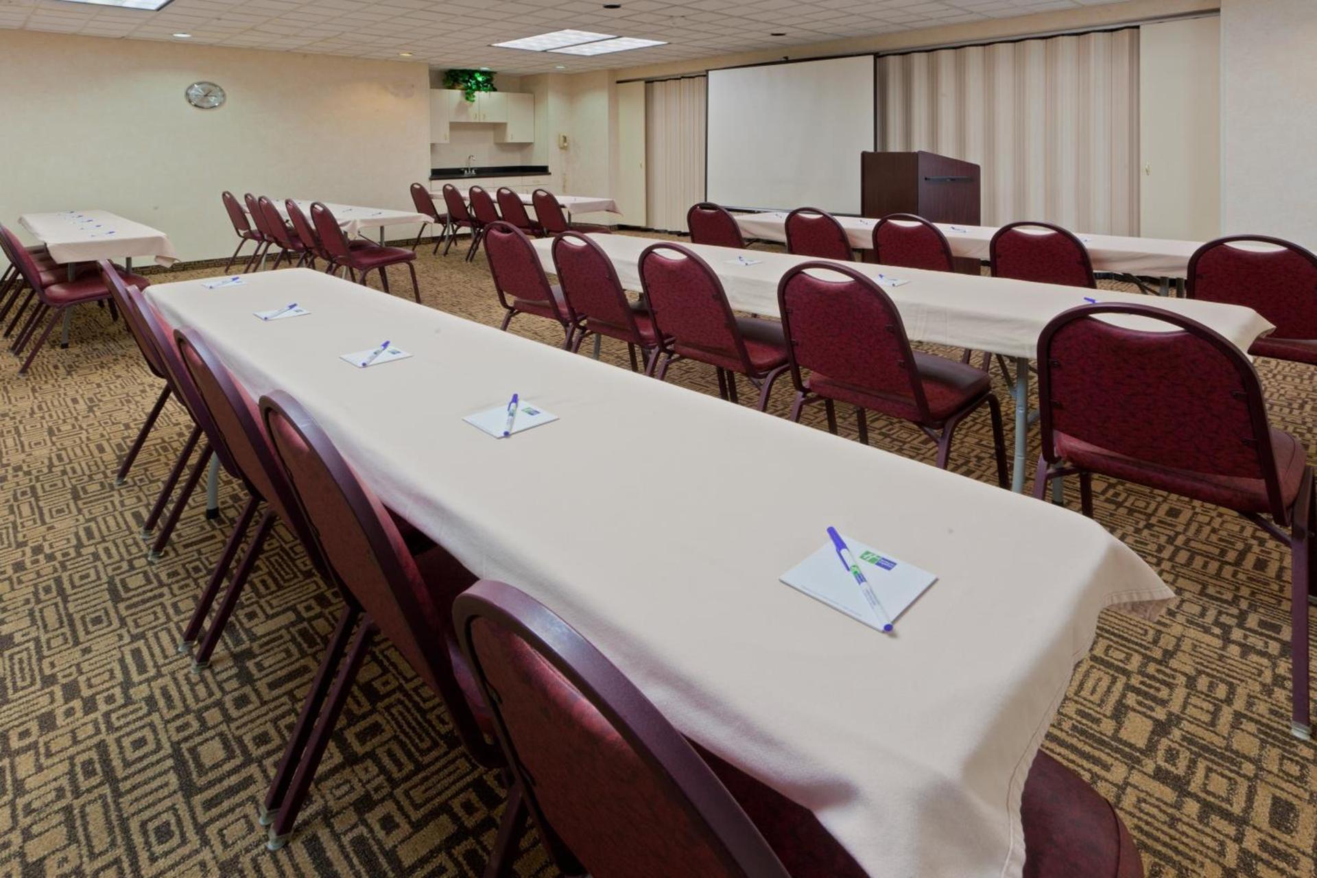 Holiday Inn Express Hotel & Suites Charleston-Southridge by IHG photo 27