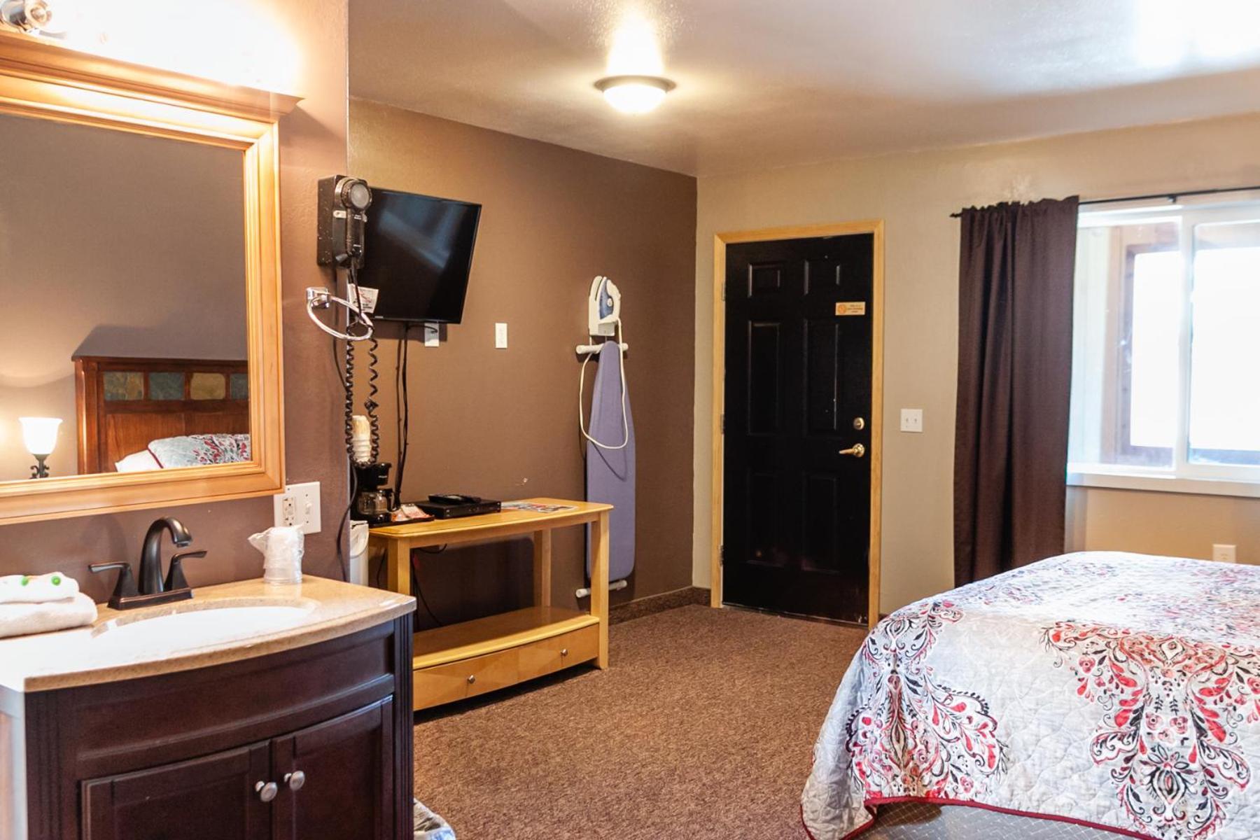 Circle R Motel photo 16