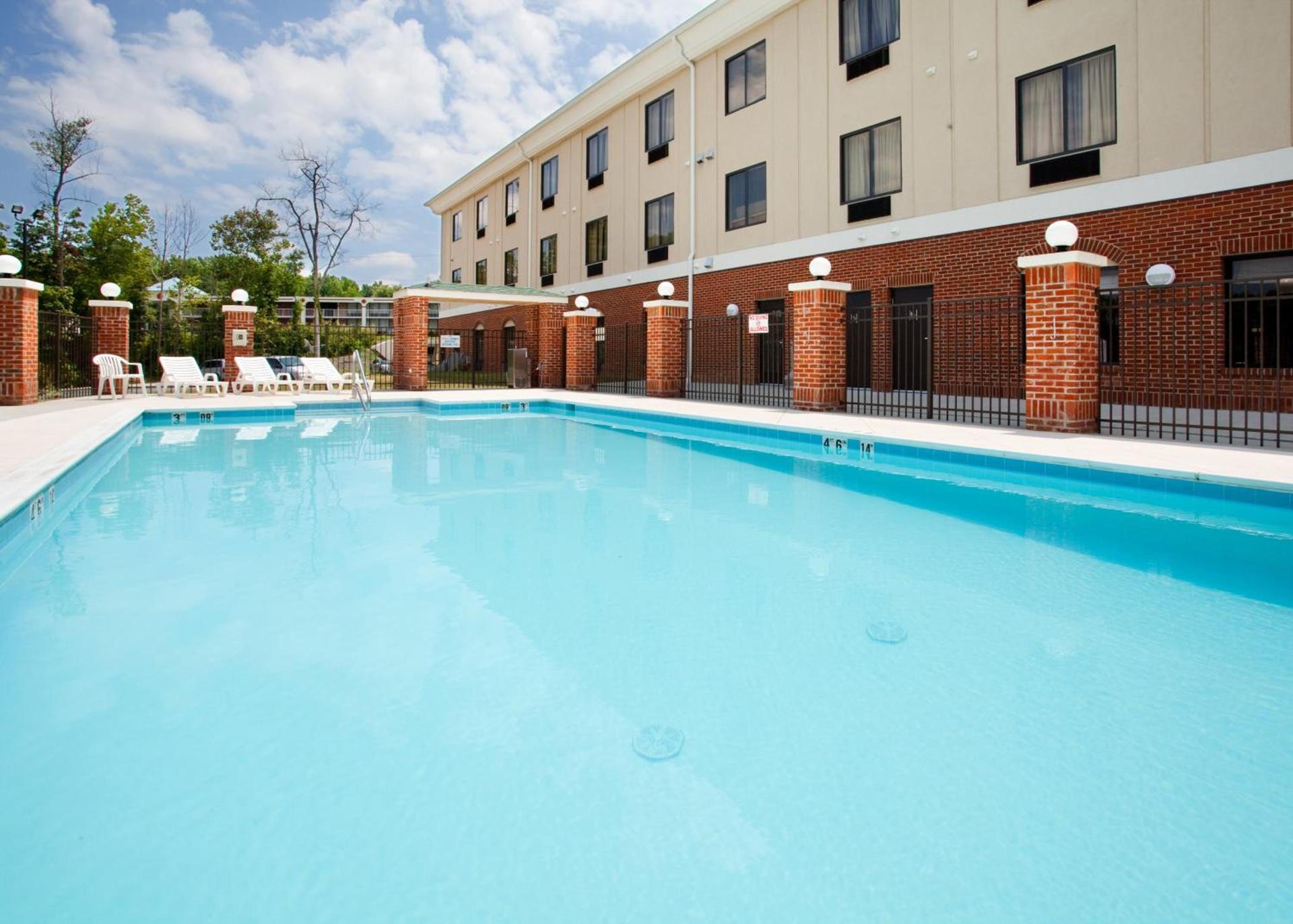 Holiday Inn Express Hotel & Suites Greensboro-East by IHG photo 10