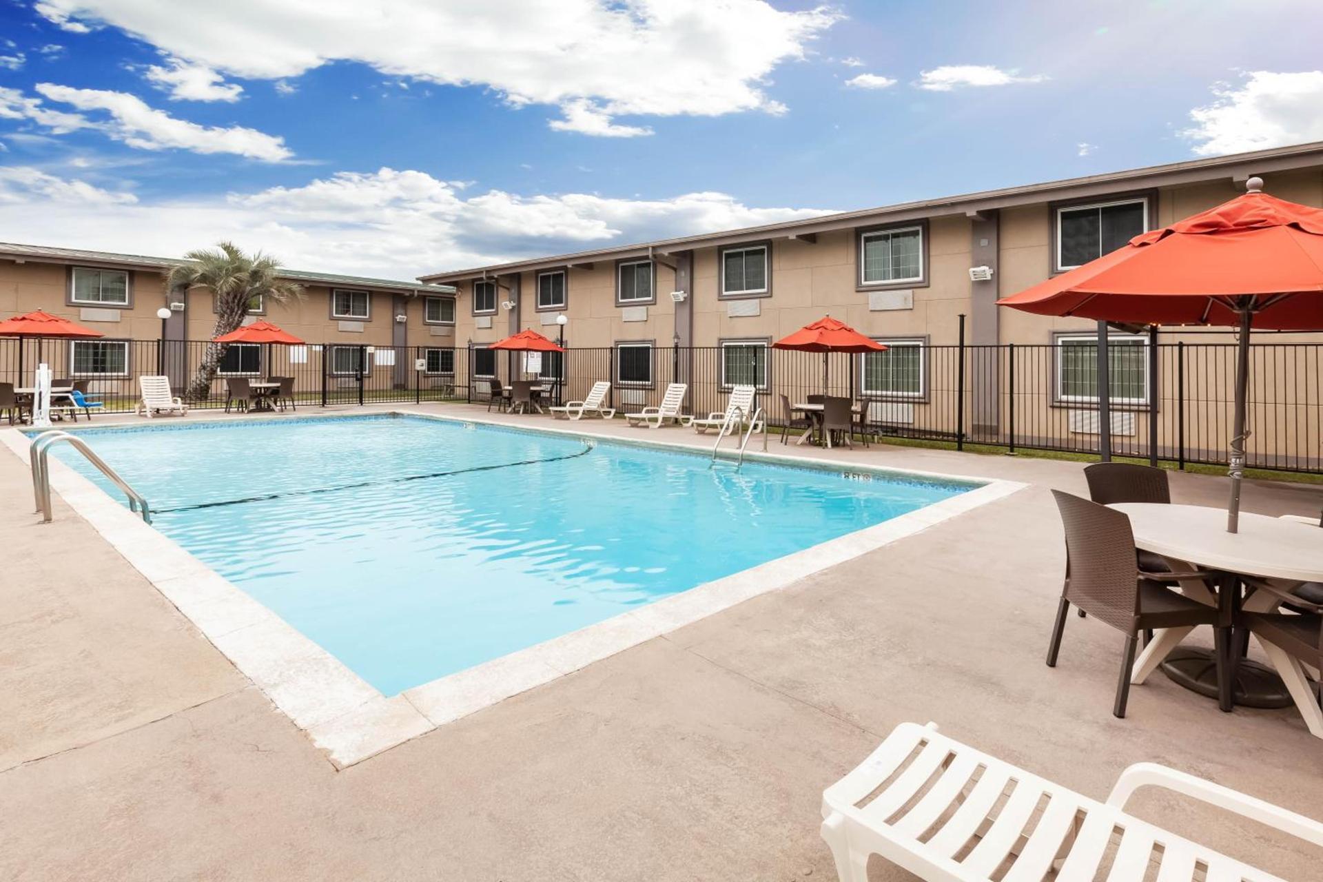 Super 8 by Wyndham Beaumont I-10 College St photo 3