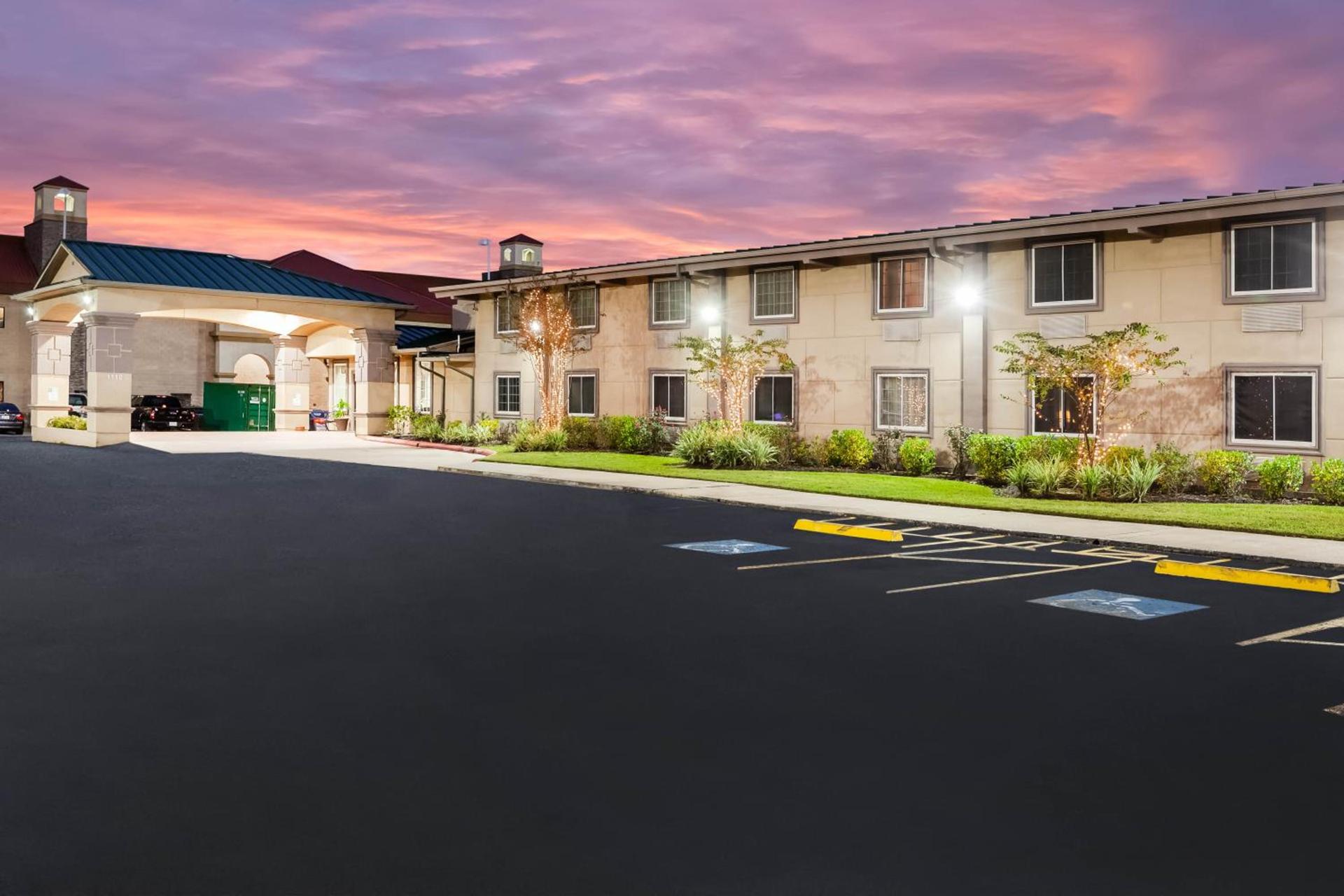 Super 8 by Wyndham Beaumont I-10 College St photo 1
