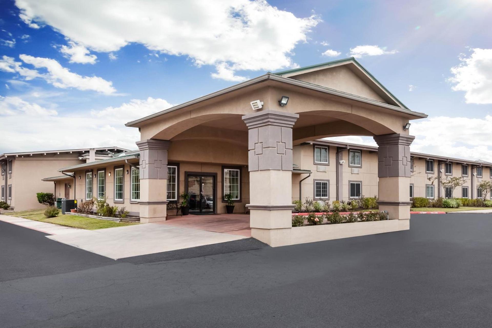 Super 8 by Wyndham Beaumont I-10 College St photo 4