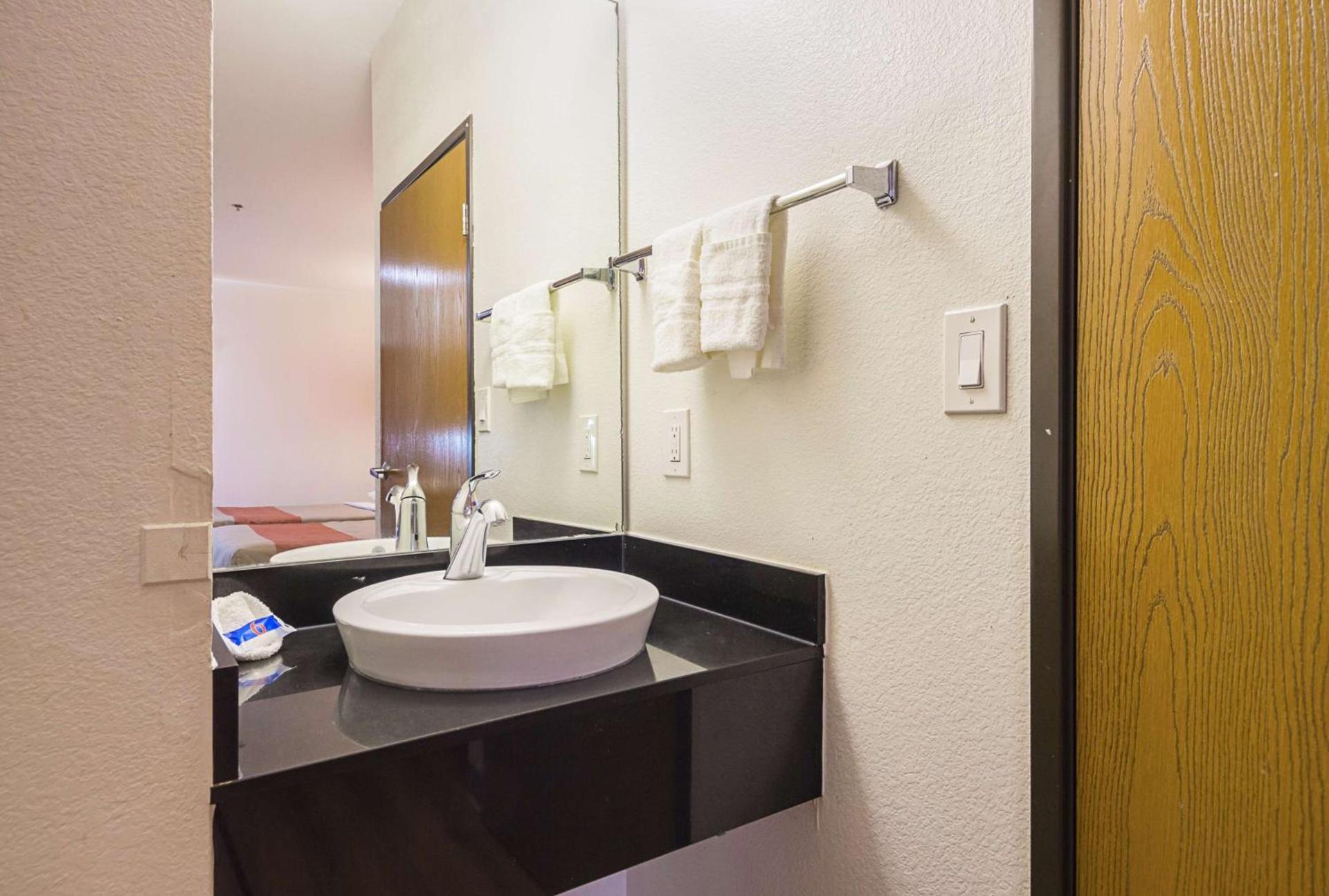 Motel 6 Dallas – Irving DFW Airport South photo 17