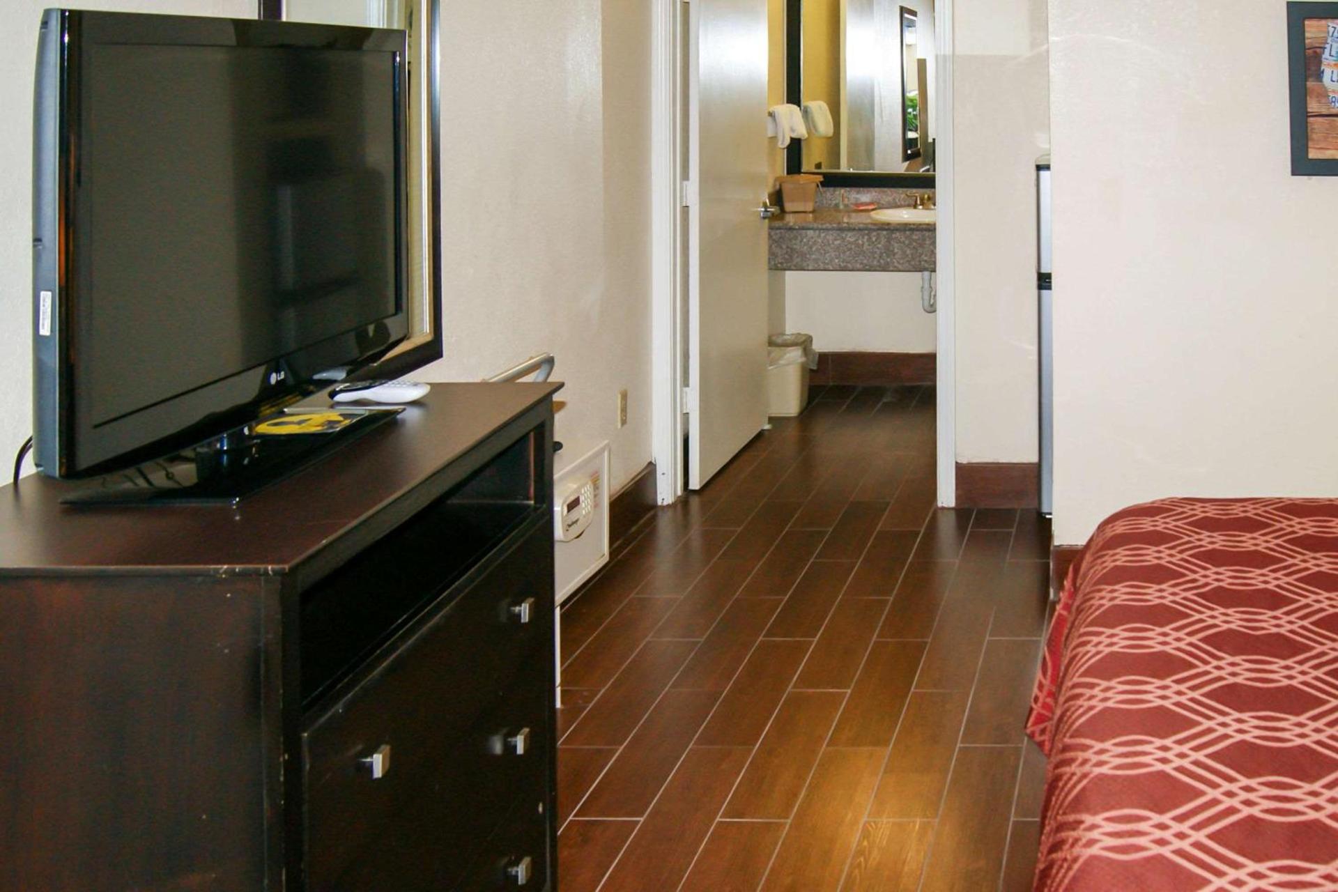 Econo Lodge Inn & Suites West - Energy Corridor photo 19