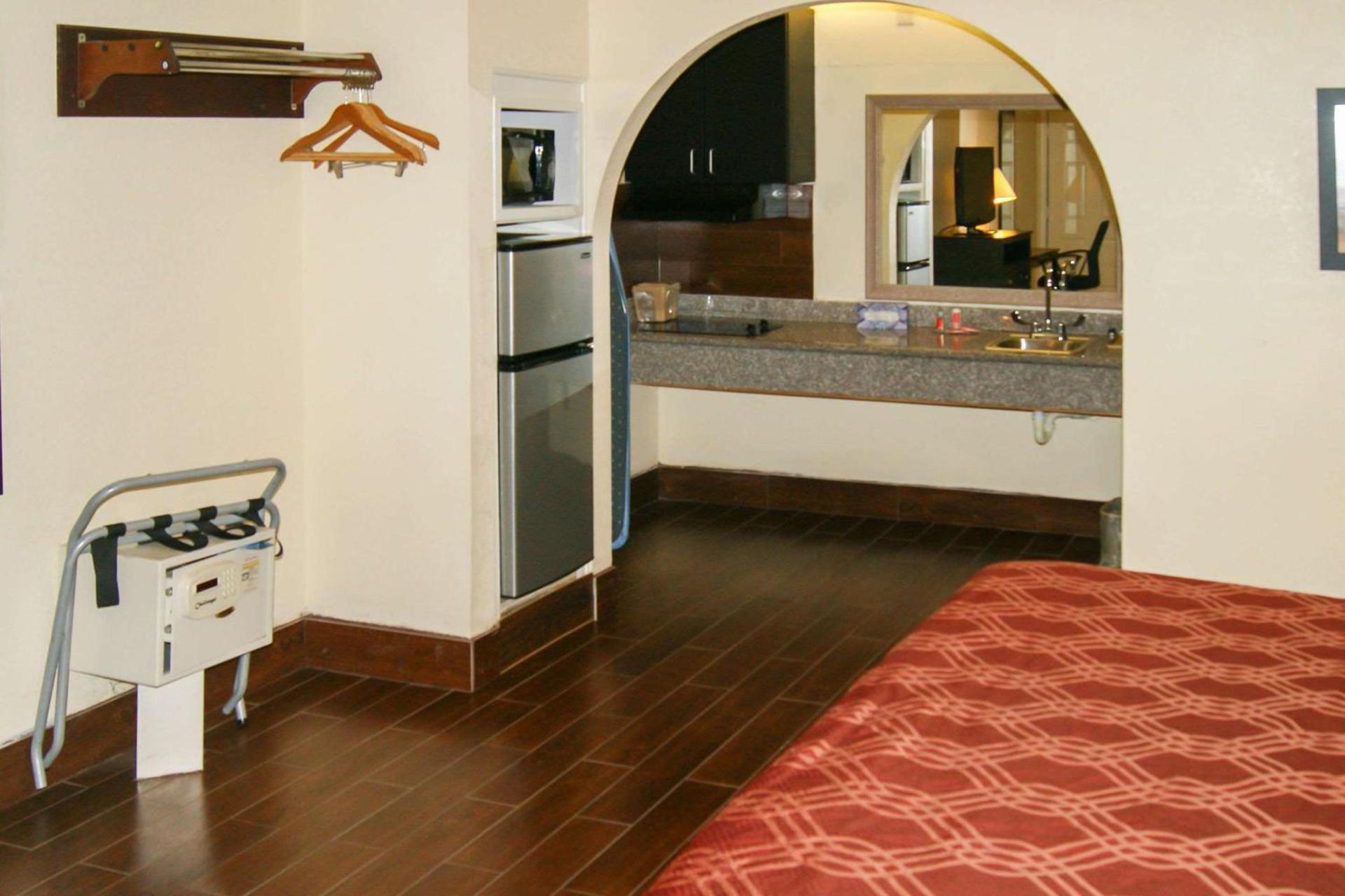Econo Lodge Inn & Suites West - Energy Corridor photo 25