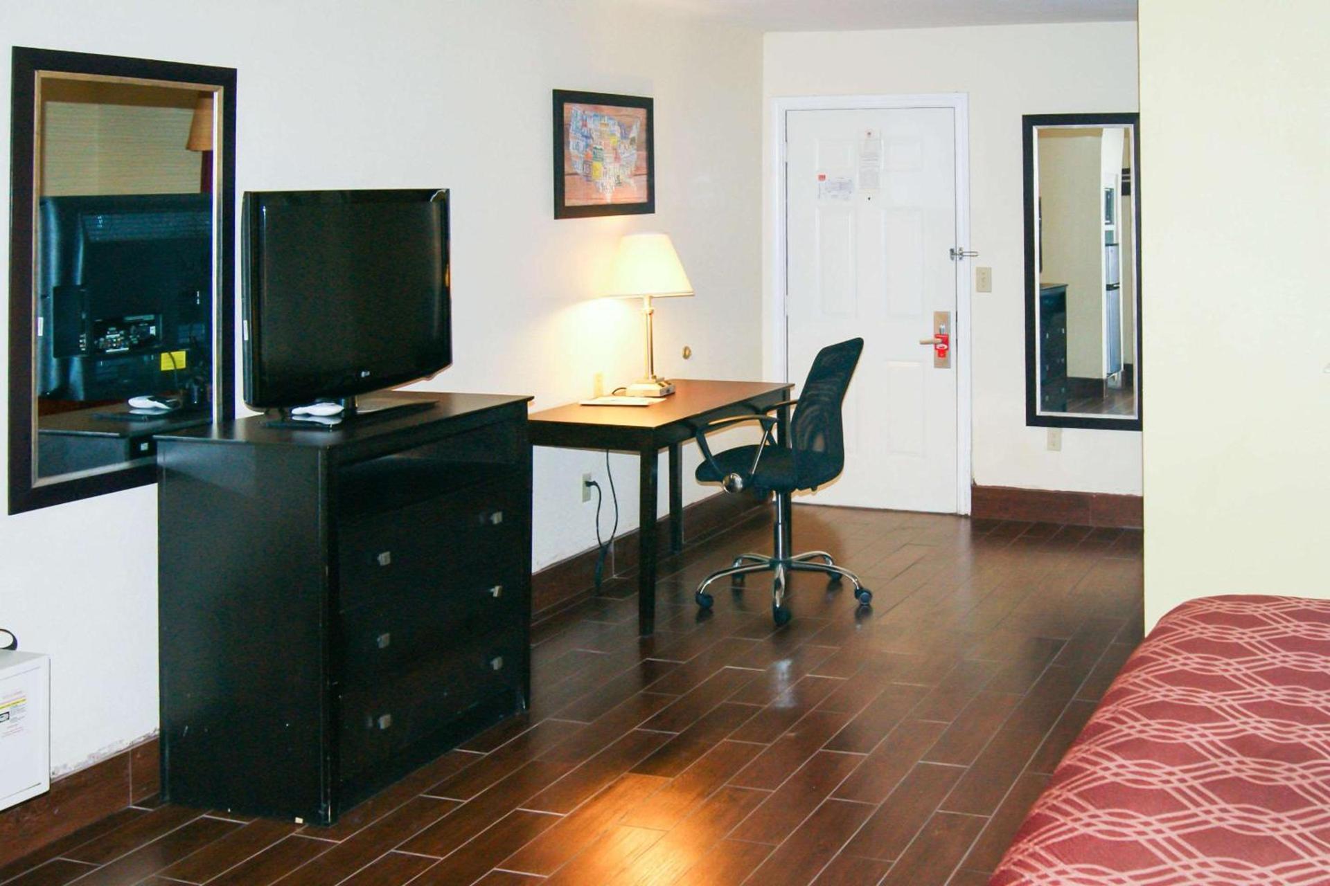 Econo Lodge Inn & Suites West - Energy Corridor photo 28