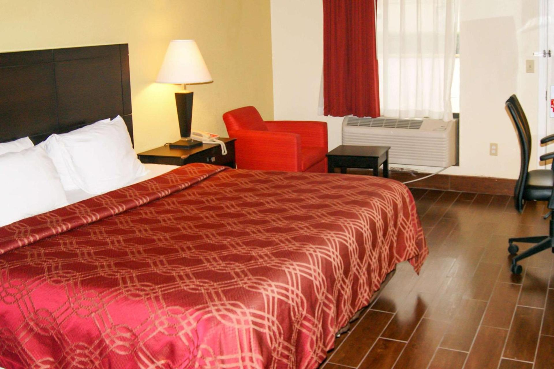 Econo Lodge Inn & Suites West - Energy Corridor photo 20