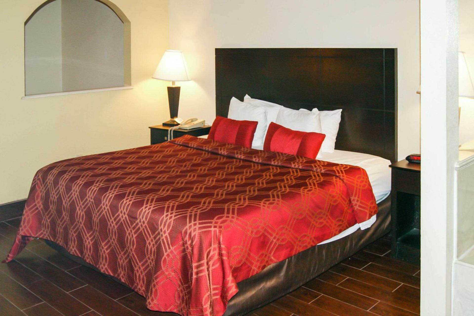 Econo Lodge Inn & Suites West - Energy Corridor photo 27