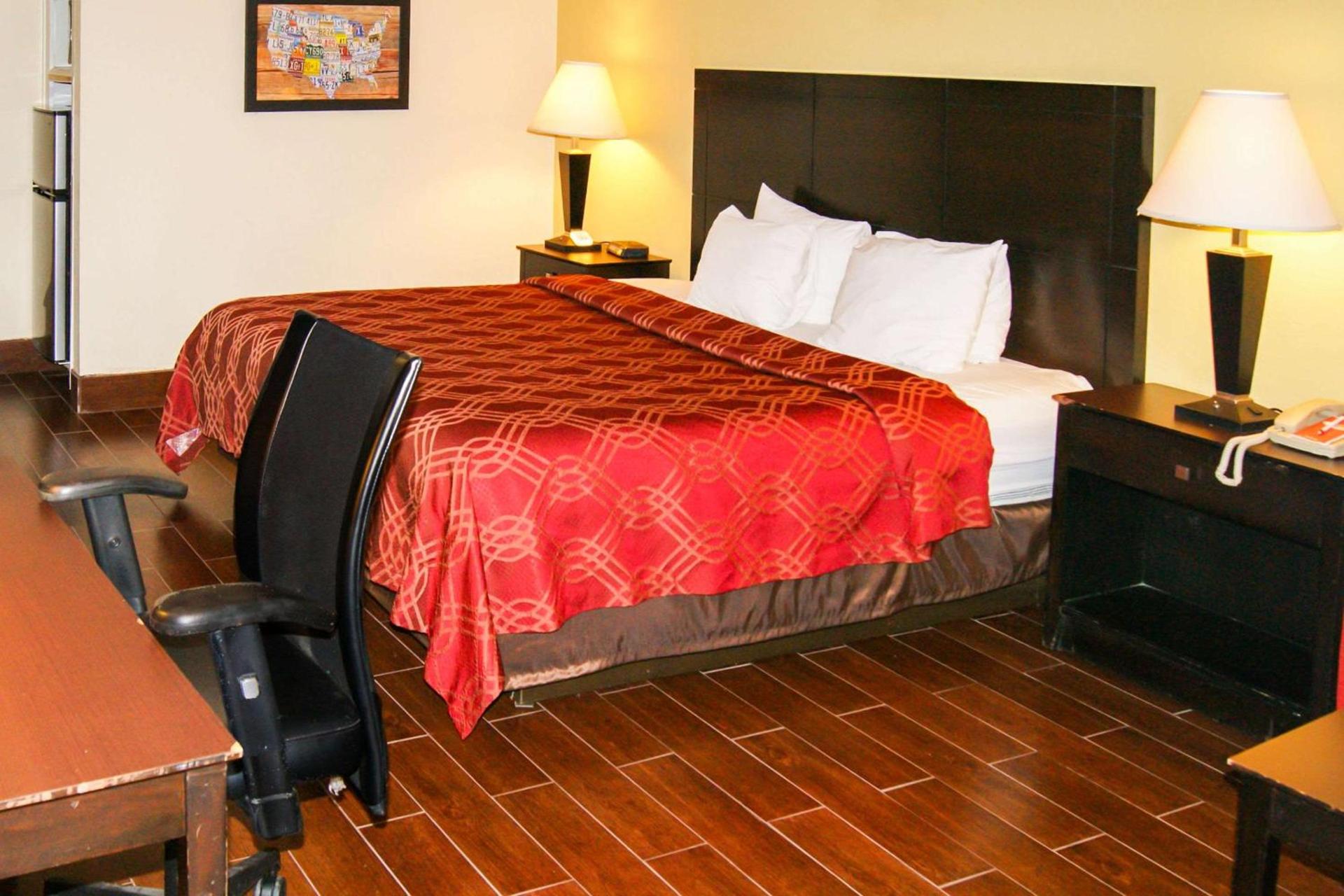 Econo Lodge Inn & Suites West - Energy Corridor photo 18