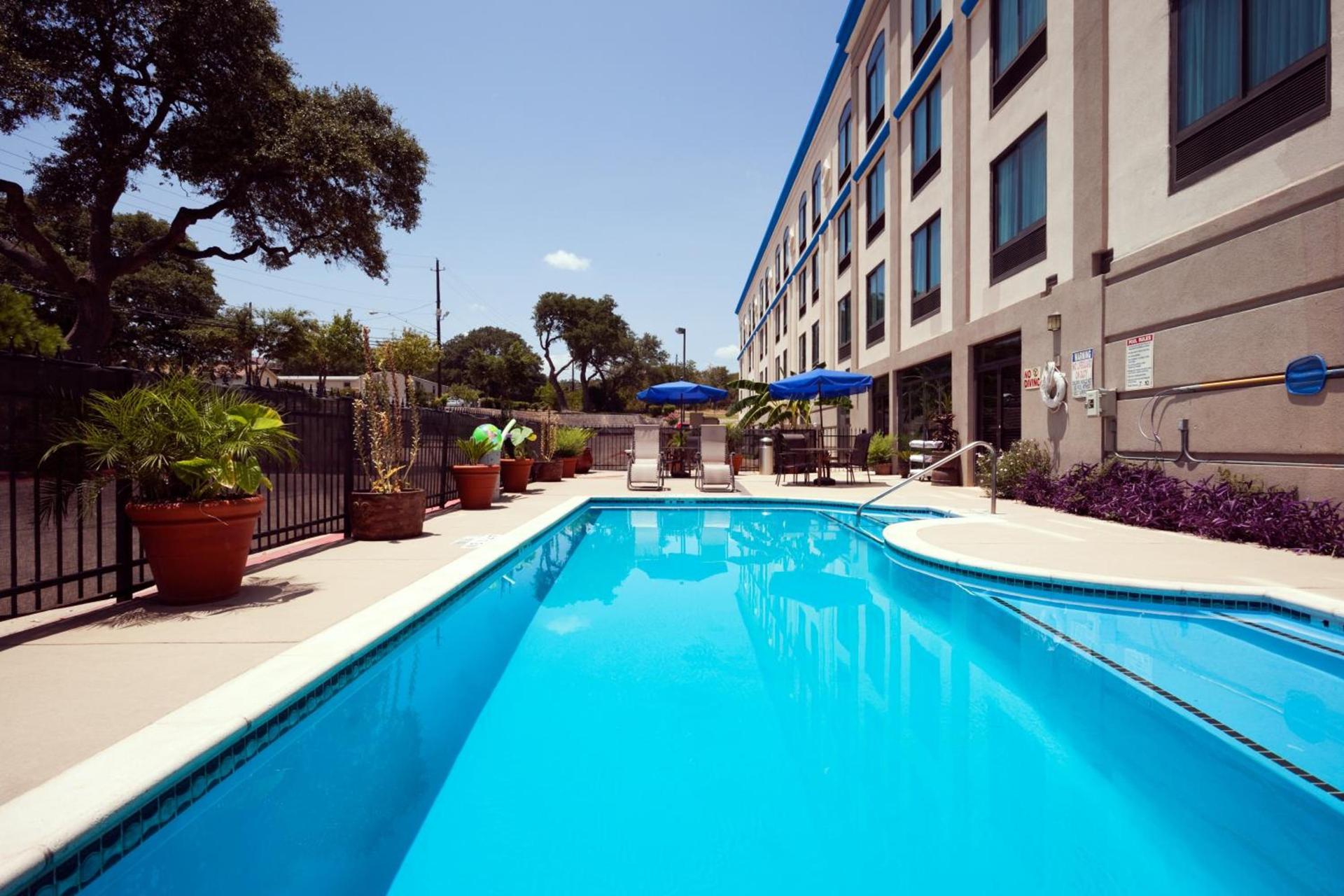 Holiday Inn Express & Suites Austin North Central by IHG photo 37