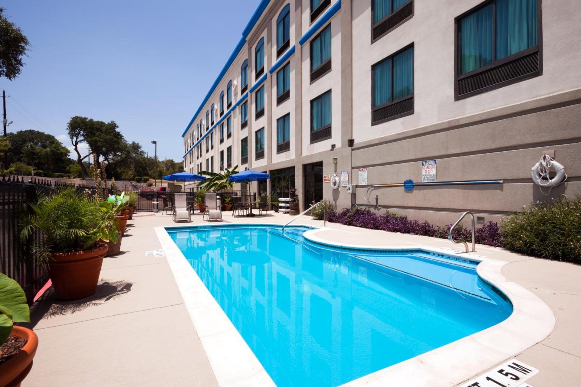 Holiday Inn Express & Suites Austin North Central by IHG photo 14