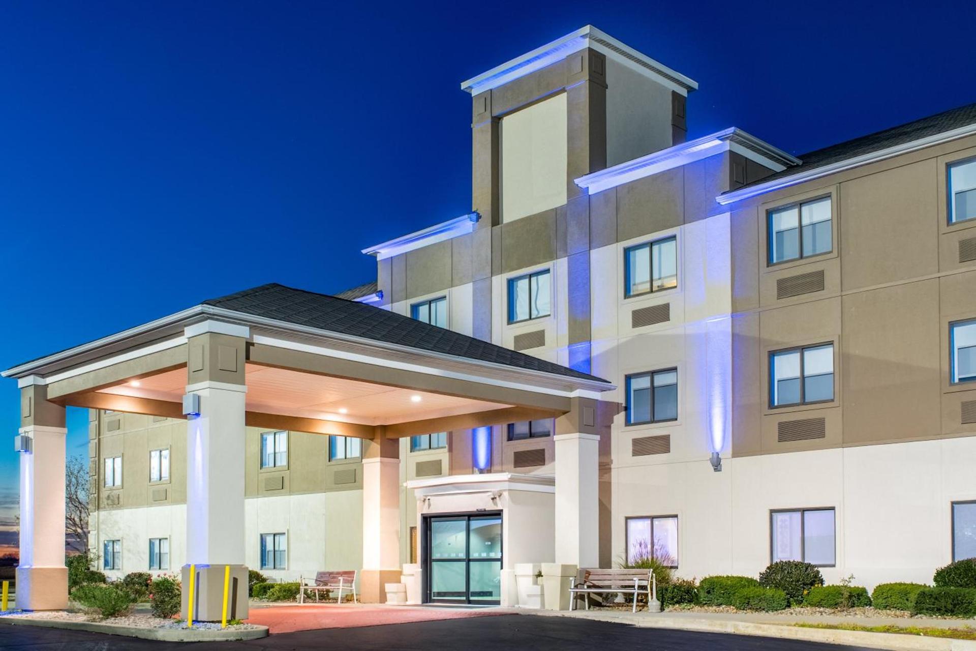 Holiday Inn Express Hotel Howe / Sturgis by IHG photo 1