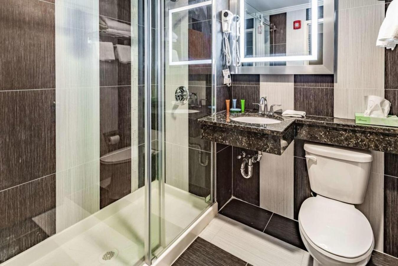 Umbrella Hotel Brooklyn - Newly Renovated photo 13