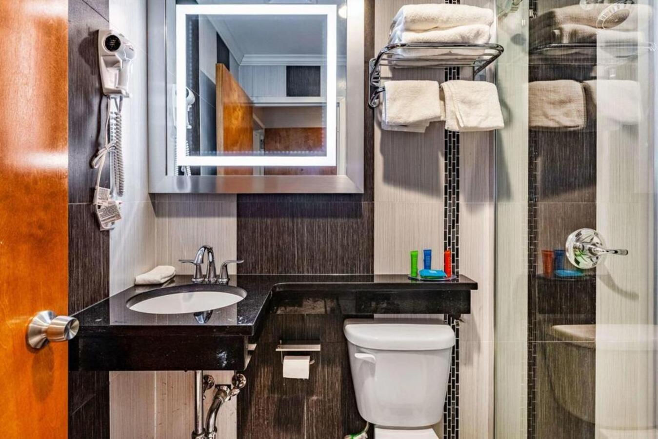 Umbrella Hotel Brooklyn - Newly Renovated photo 10