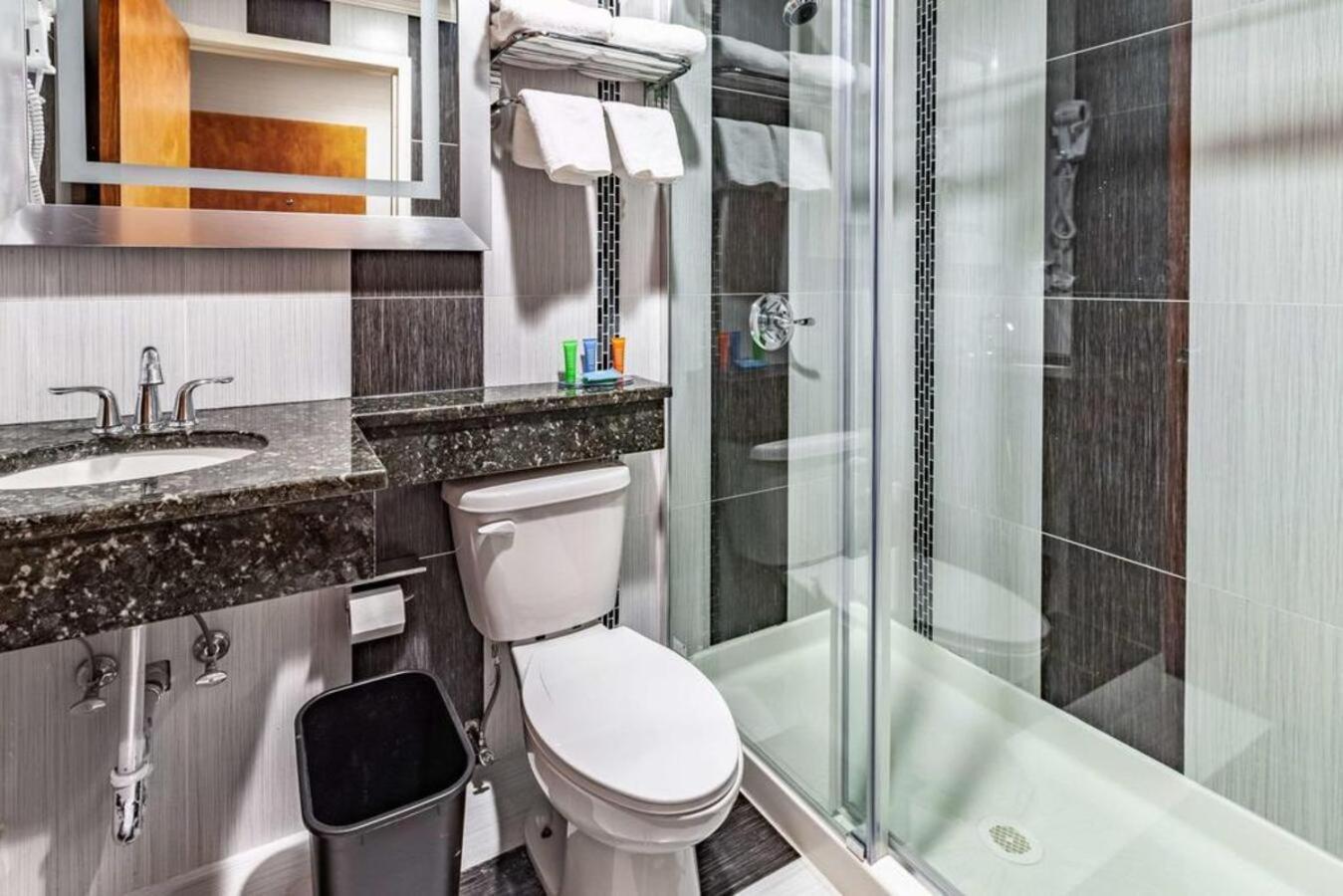 Umbrella Hotel Brooklyn - Newly Renovated photo 21