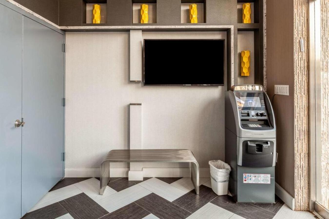 Umbrella Hotel Brooklyn - Newly Renovated photo 20