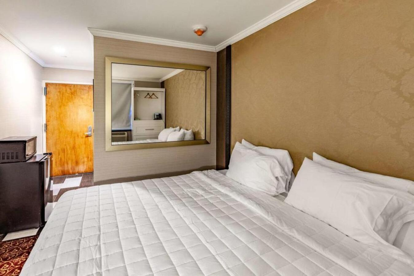 Umbrella Hotel Brooklyn - Newly Renovated photo 17