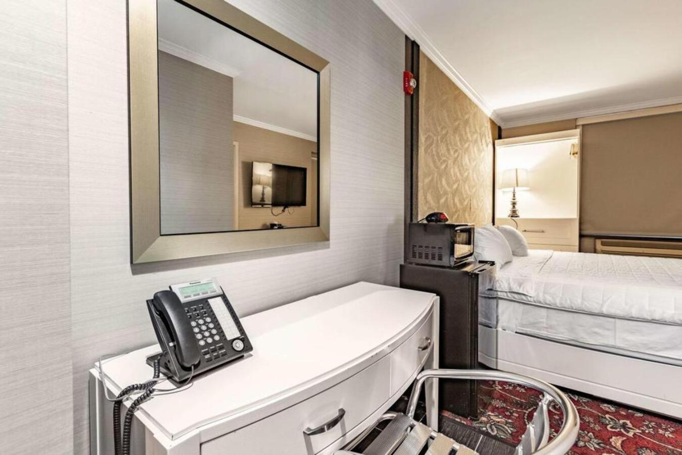 Umbrella Hotel Brooklyn - Newly Renovated photo 8
