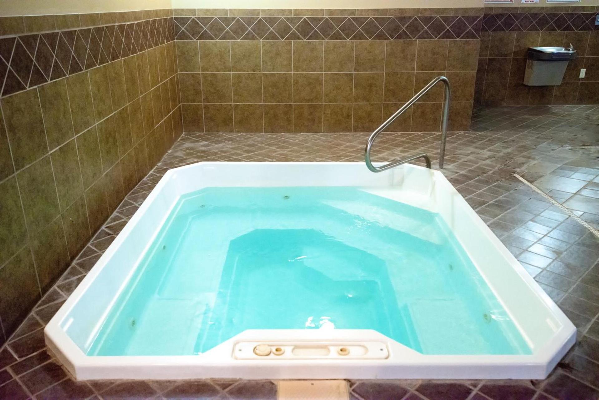 Holiday Inn Express Devils Lake by IHG photo 2
