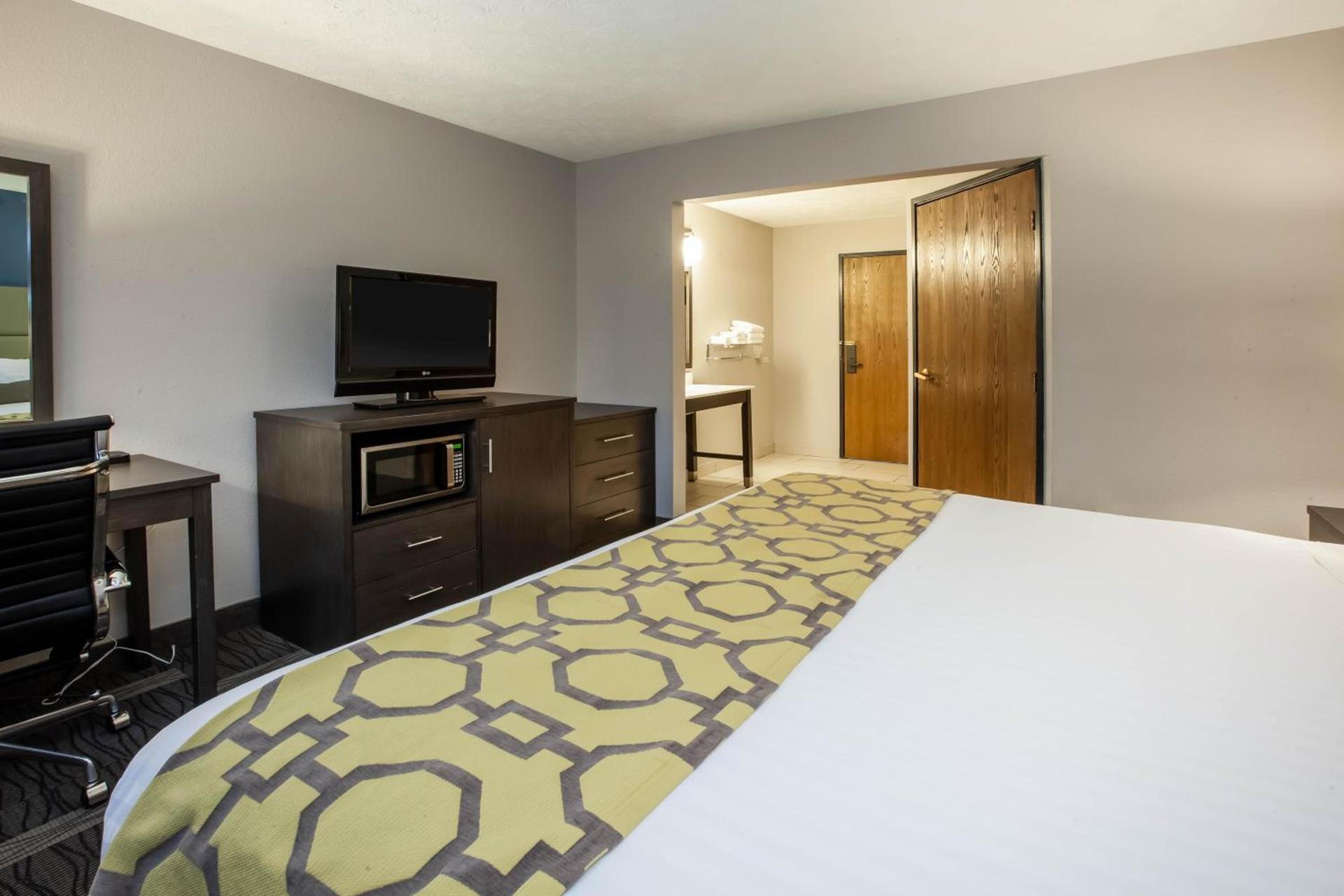 Baymont by Wyndham Traverse City photo 12