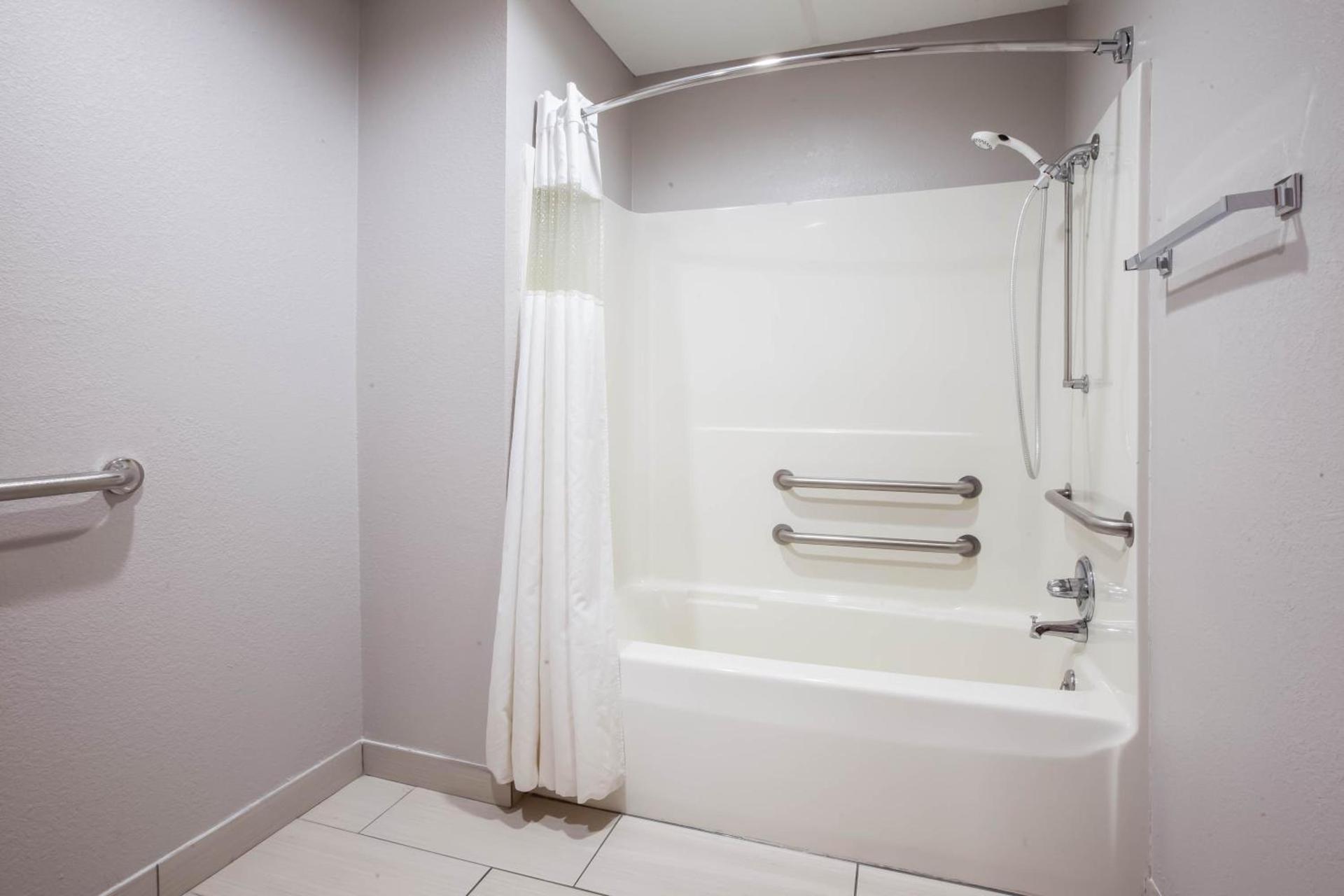 Baymont by Wyndham Traverse City photo 30