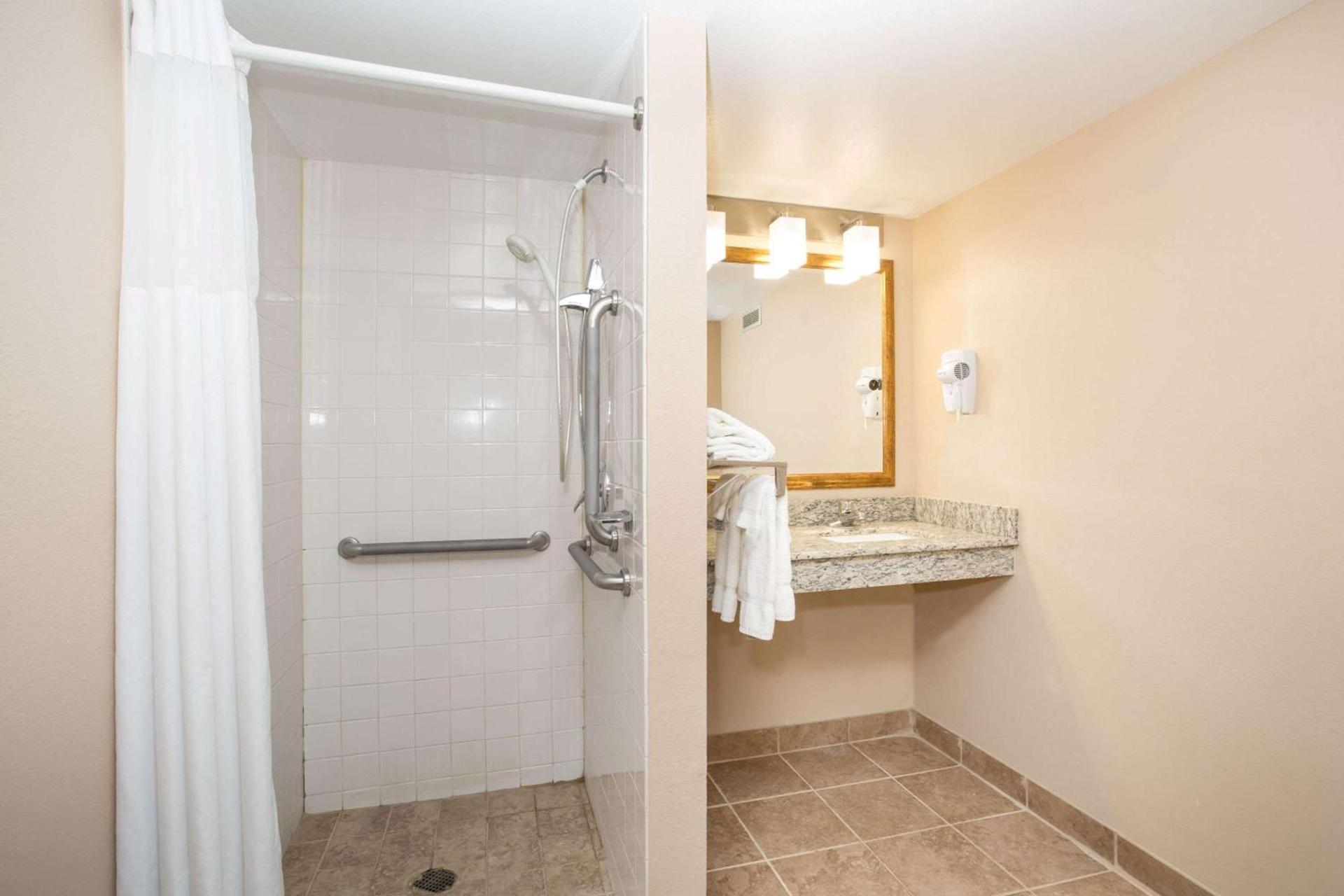 AmericInn by Wyndham Sioux City photo 40