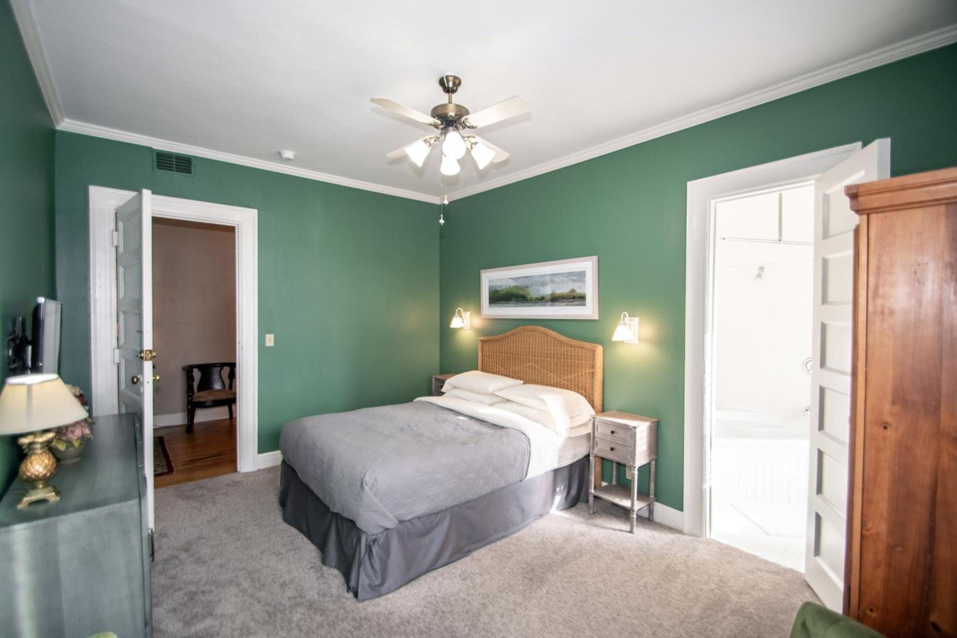 Looking Glass Inn photo 25