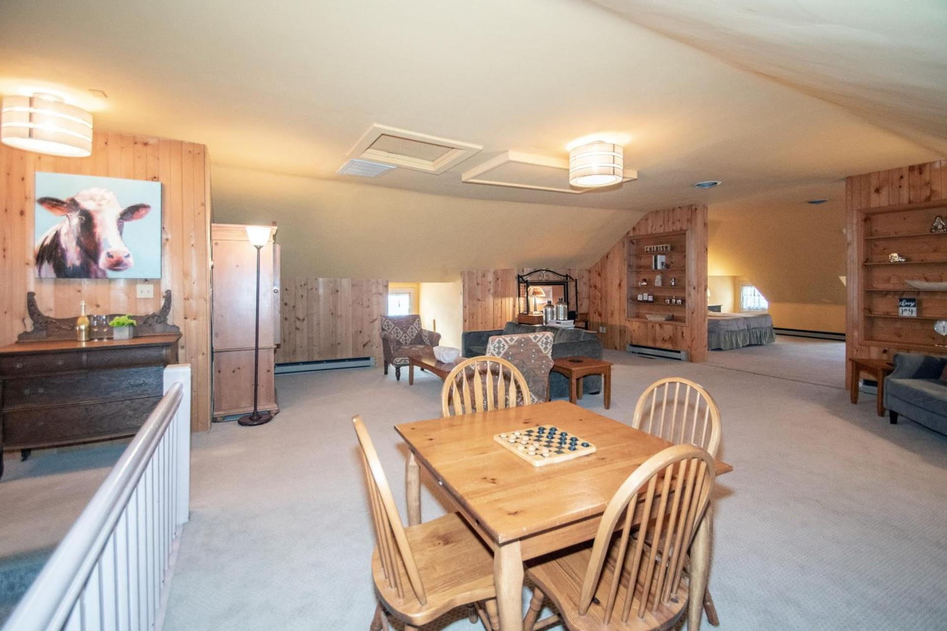 Looking Glass Inn photo 72