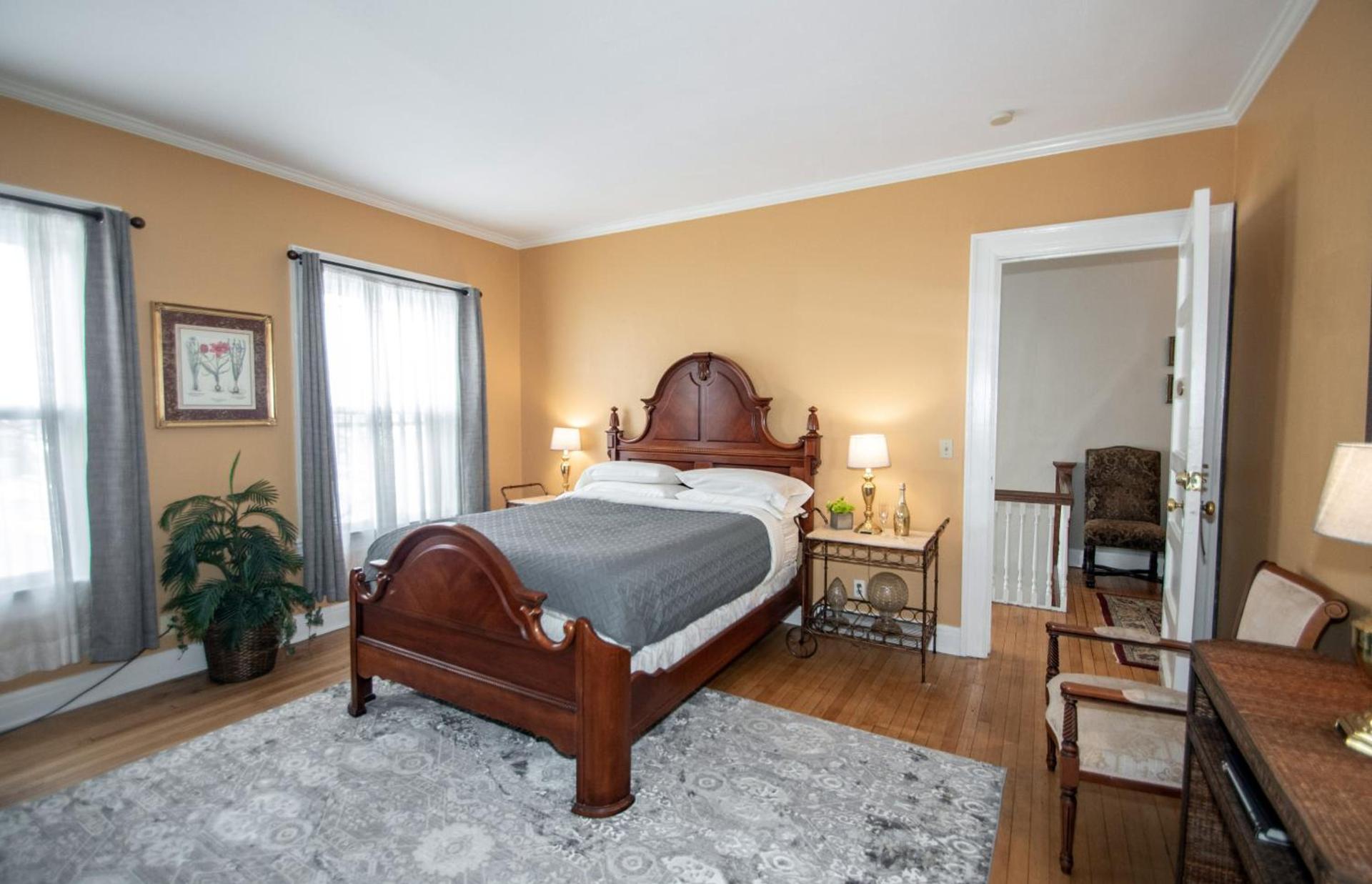 Looking Glass Inn photo 63