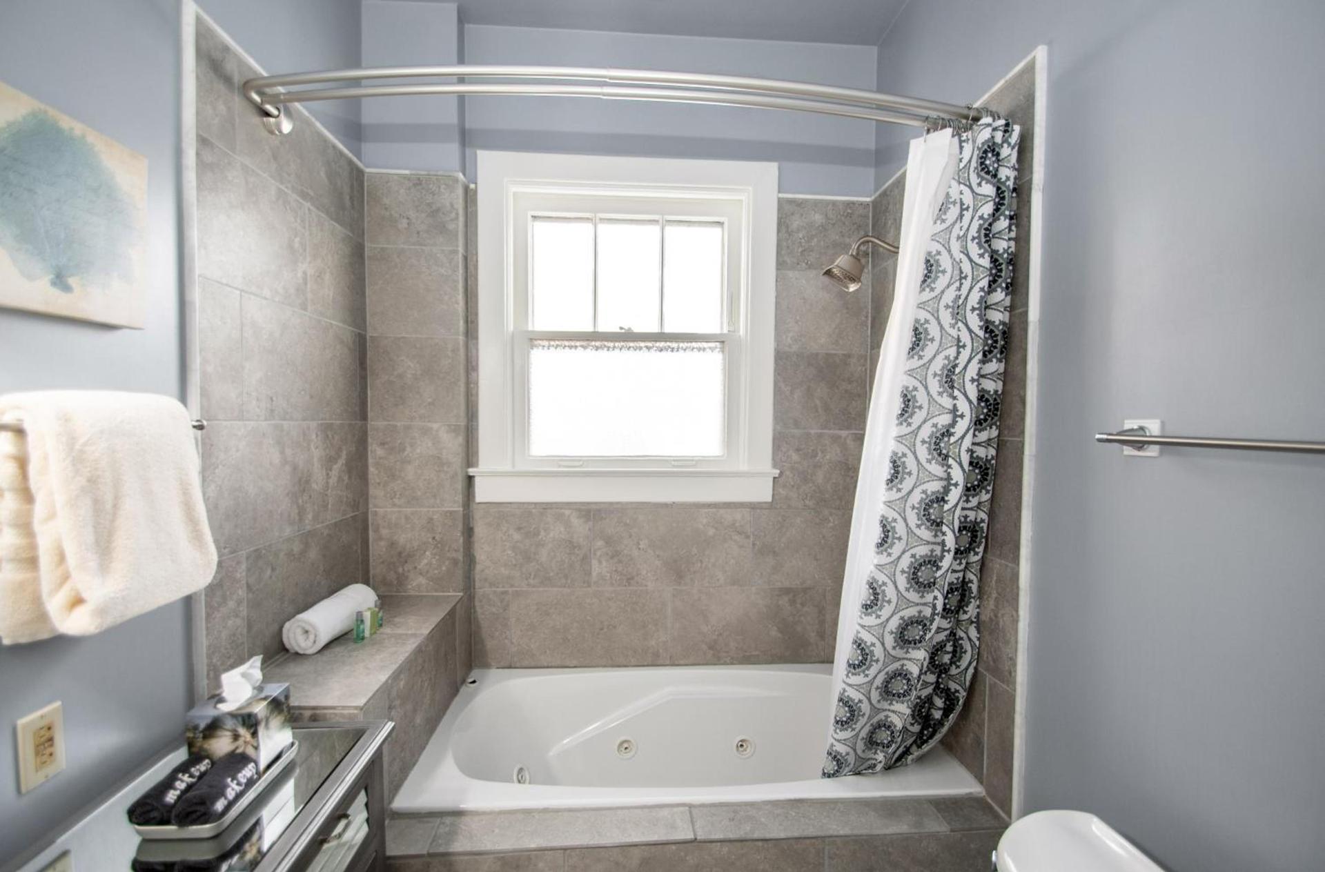 Looking Glass Inn photo 24
