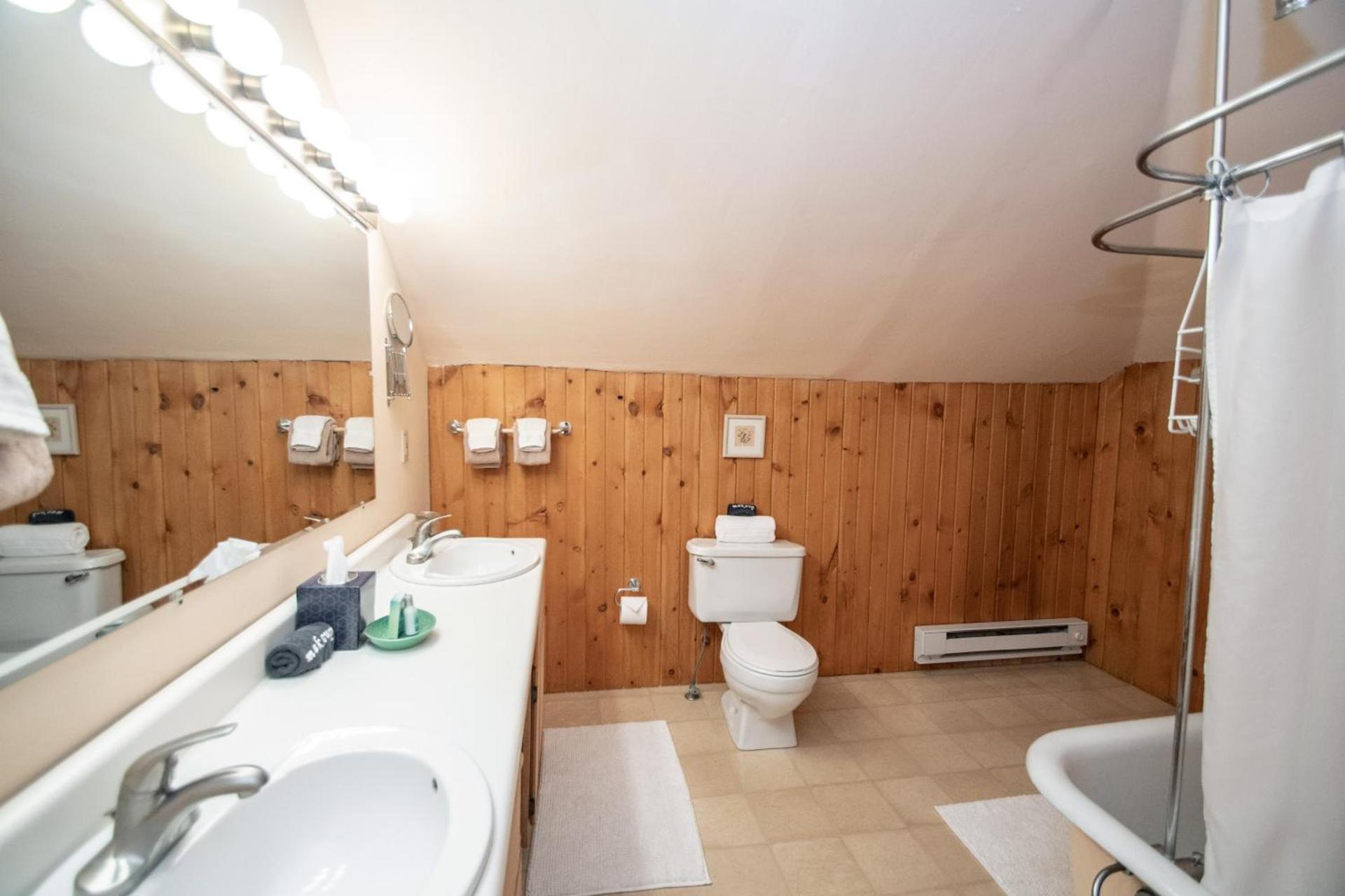 Looking Glass Inn photo 19