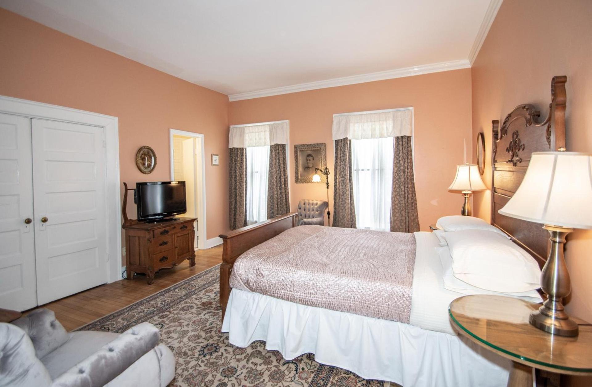 Looking Glass Inn photo 12