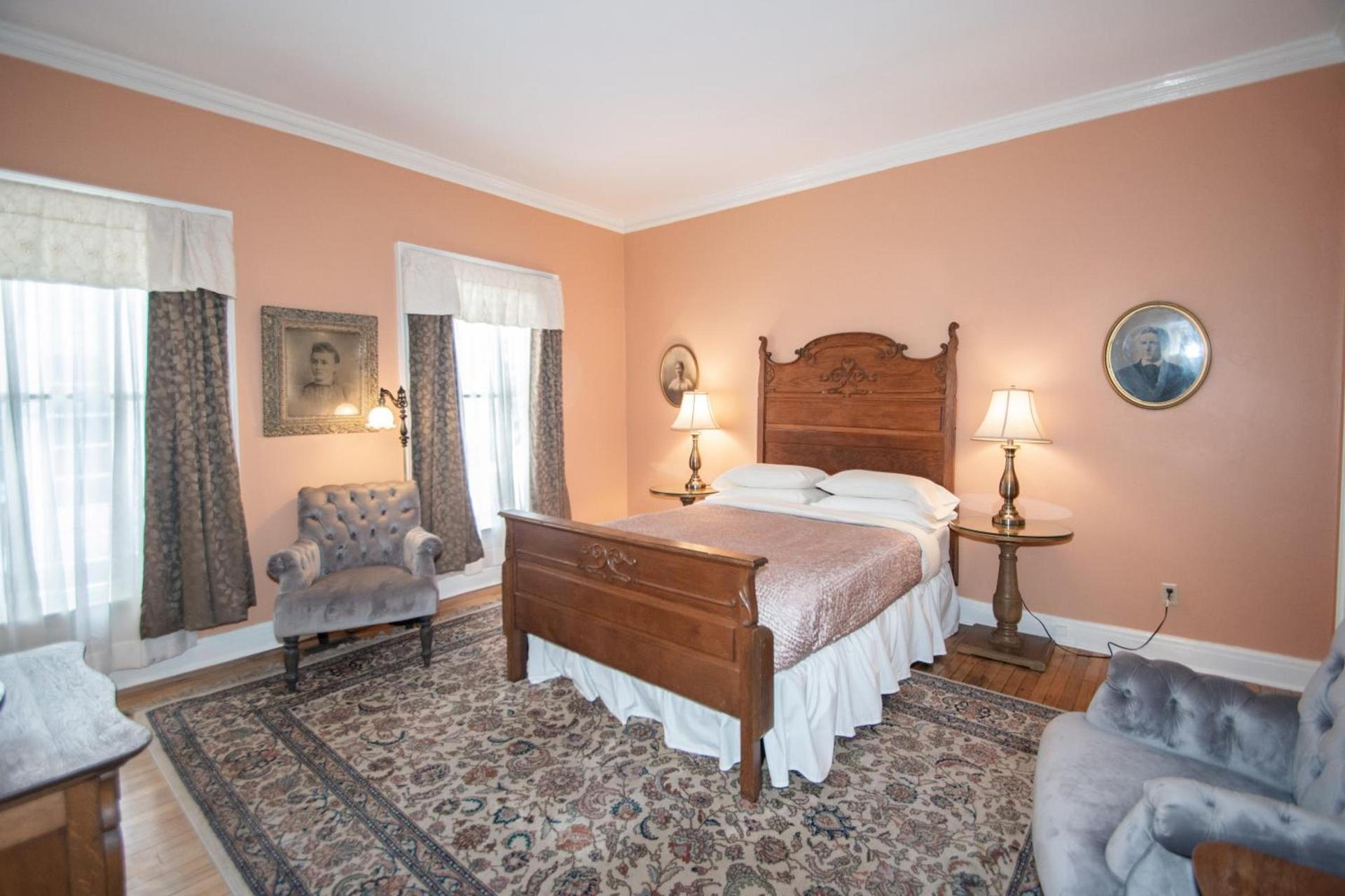 Looking Glass Inn photo 13